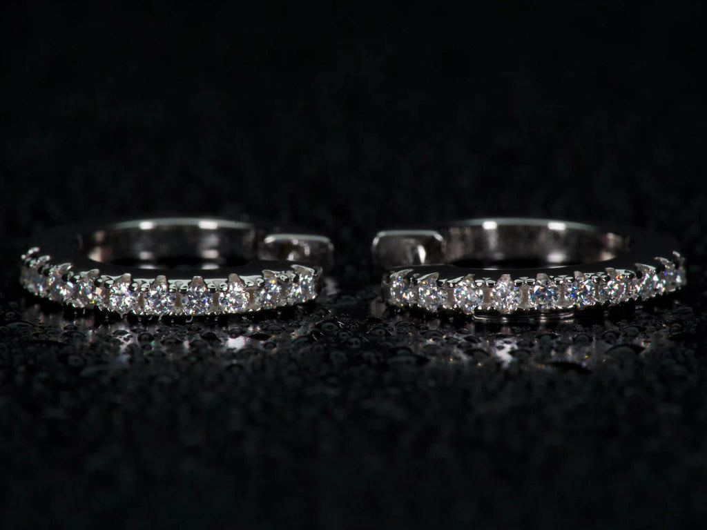 Echte Fotos von Mini Huggie Creolen aus 925 Silber & Weißgold. Moissanite funkelt stärker als Diamanten und bleibt dank diamantähnlicher Härte robust im Alltag. Zeitlose Mini Creolen perfekt als Geschenk das in Erinnerung bleibt.
