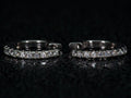 Echte Fotos von Mini Huggie Creolen aus 925 Silber & Weißgold. Moissanite funkelt stärker als Diamanten und bleibt dank diamantähnlicher Härte robust im Alltag. Zeitlose Mini Creolen perfekt als Geschenk das in Erinnerung bleibt.
