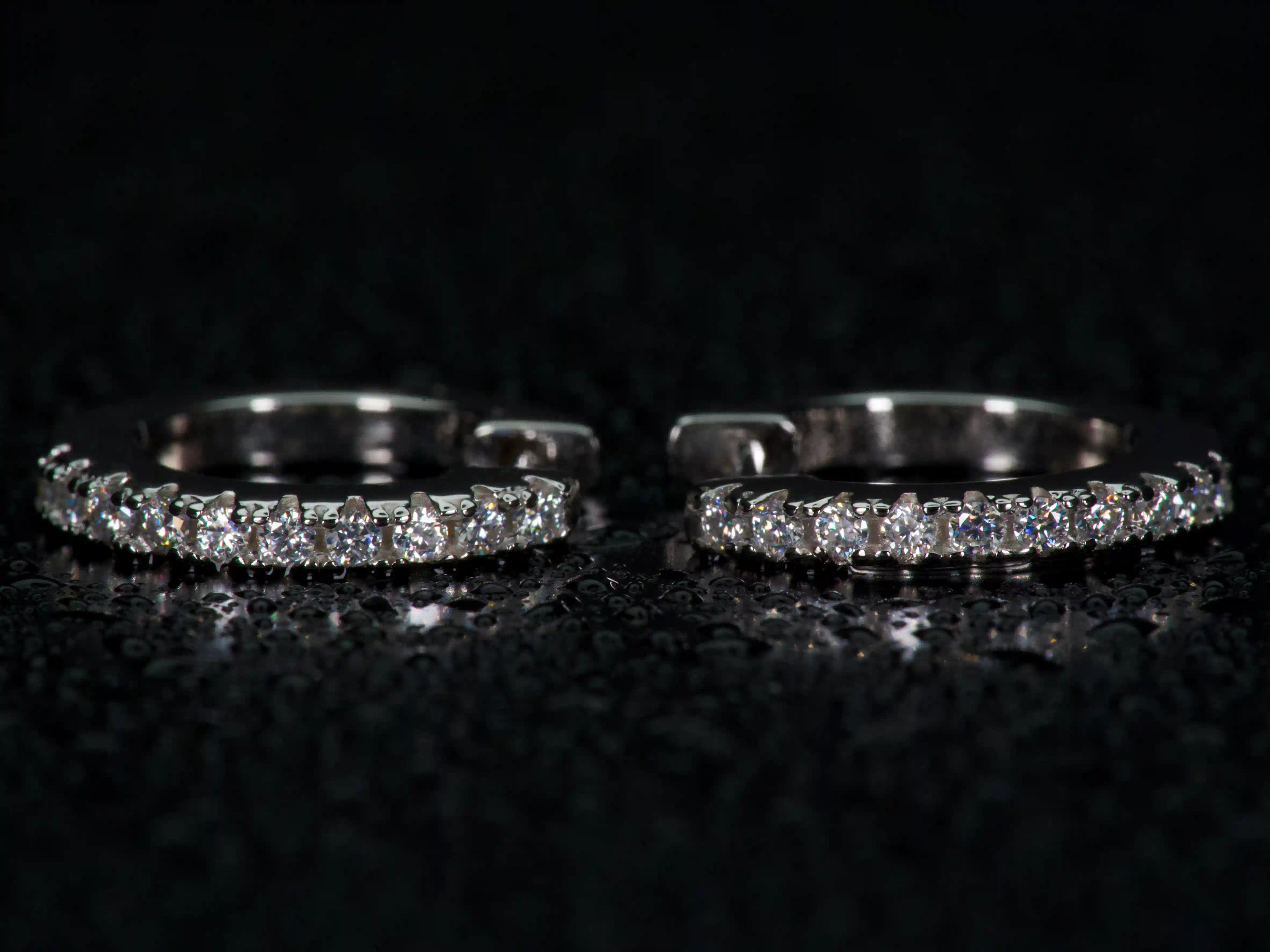 Echte Fotos von Mini Huggie Creolen aus 925 Silber & Weißgold. Moissanite funkelt stärker als Diamanten und bleibt dank diamantähnlicher Härte robust im Alltag. Zeitlose Mini Creolen perfekt als Geschenk das in Erinnerung bleibt.
