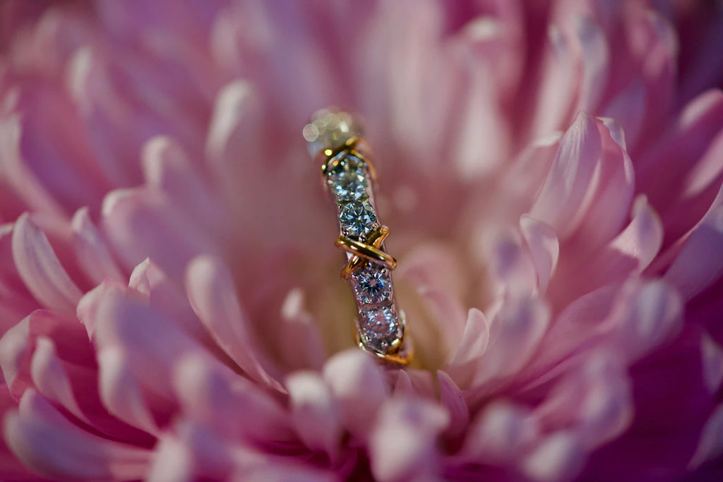 Echte Fotos von Moissanit Creolen 2,5mm in 925 Silber mit Weißgold und Gelbgold im scharfen Makro. Starkes Funkeln im echten Licht, stärker als Diamanten, auffälliges Geschenk mit langlebiger Ausstrahlung für den Alltag.
