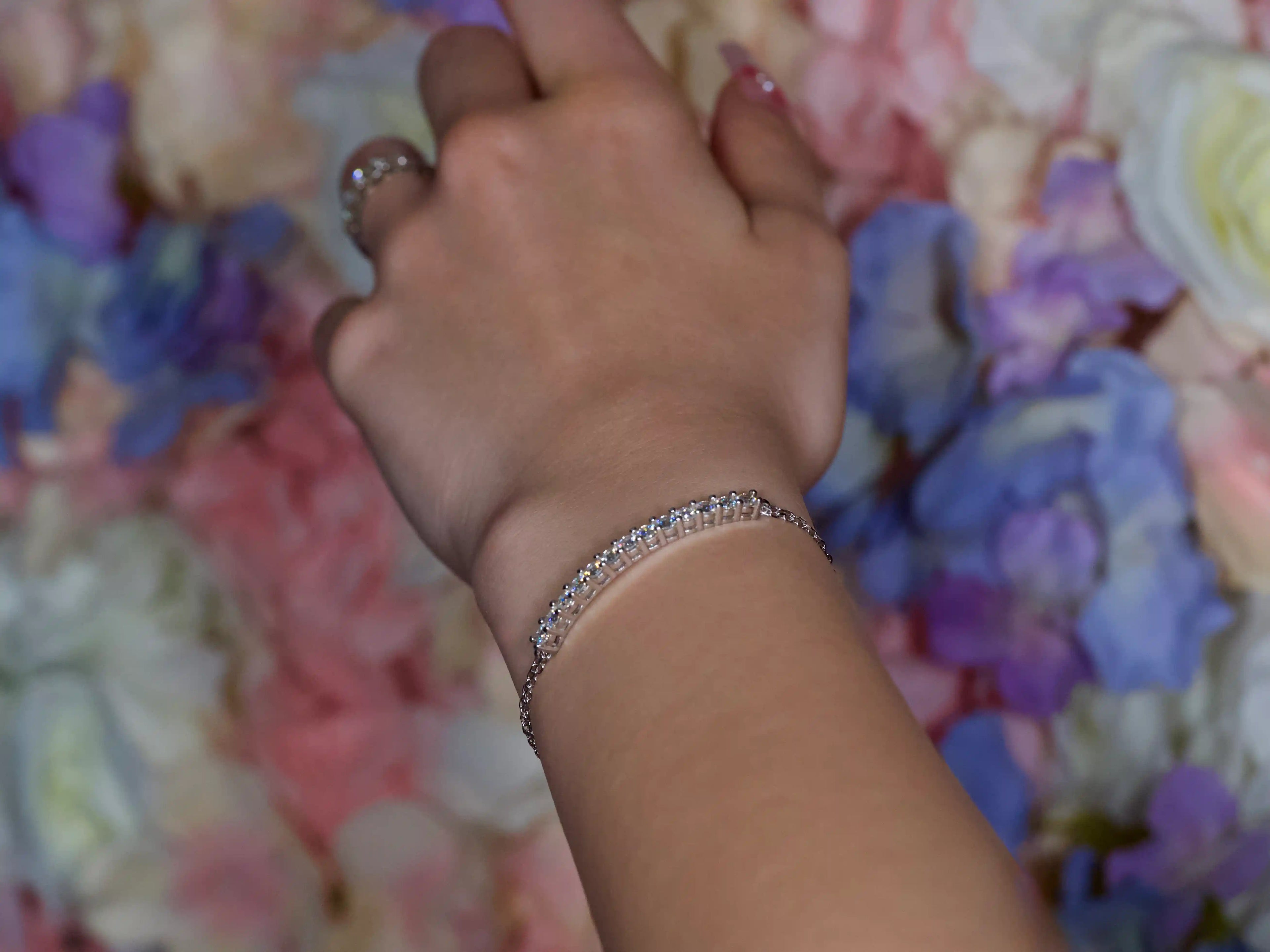 Echte Fotos: Moissanite Armband von der Seite, perfekt als Geschenk für nahezu jedes Handgelenk