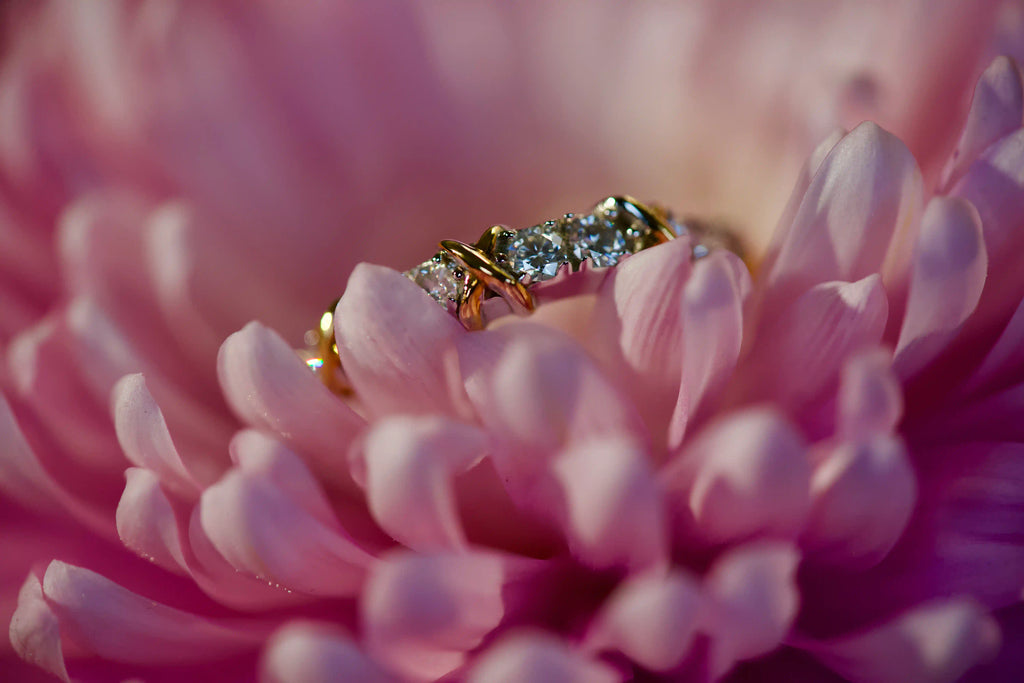 Echte Fotos von Moissanite Creolen mit 2,5 mm Steinen und Kreuz Elementen in Weißgold und Gelbgold. Stärkeres Funkeln als bei Diamanten im echten Licht mit diamantähnlicher Härte für langlebigen Glanz im Alltag. Auffällige Creolen Ohrstecker aus 925 Silber als besonderes Geschenk das lange in Erinnerung bleibt.