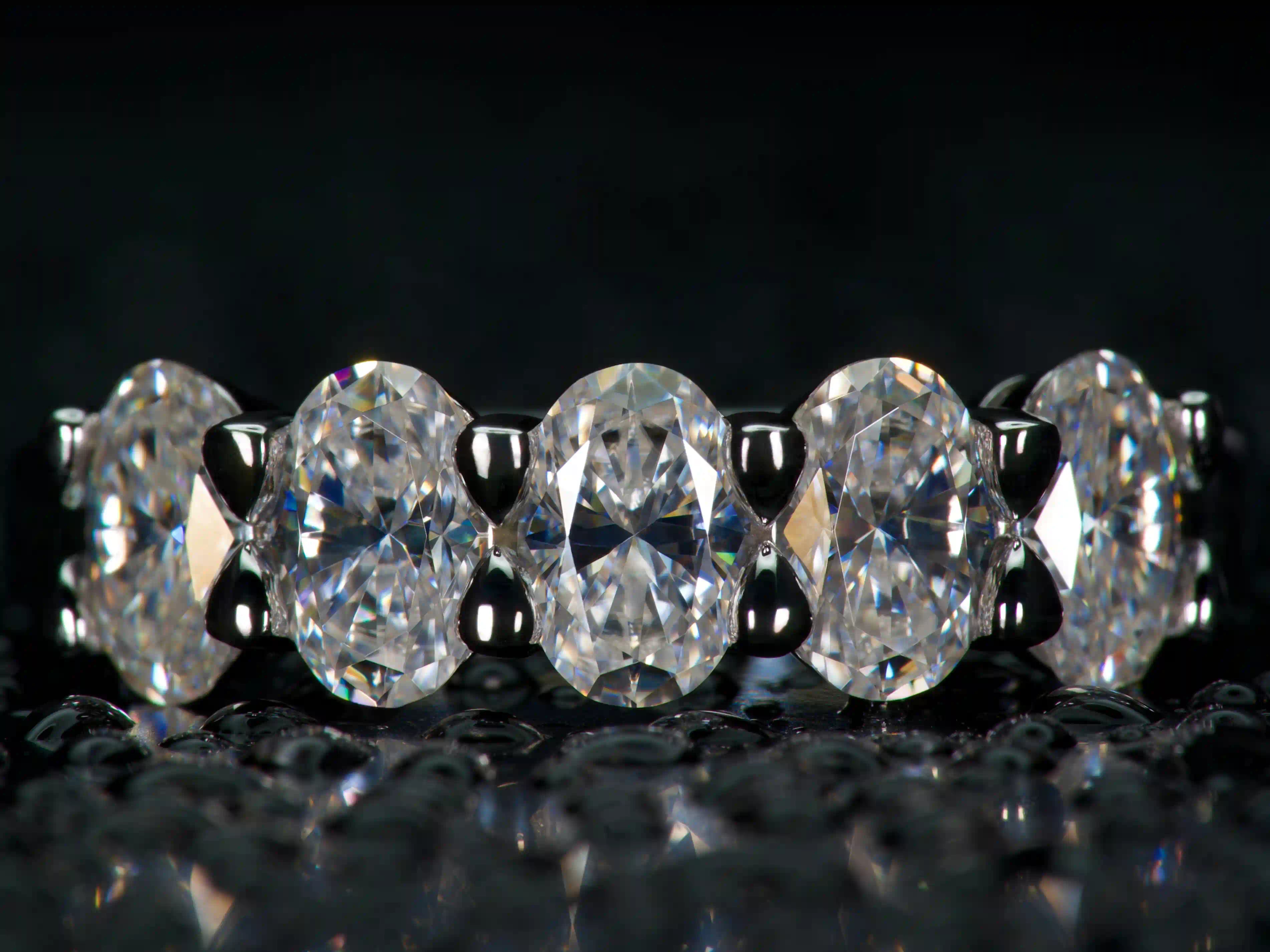 Echte Fotos: Moissanite Halb Eternity Ring mit oval geschliffenen Moissaniten, stärkeres Funkeln als Diamanten und fast die gleiche Härte.