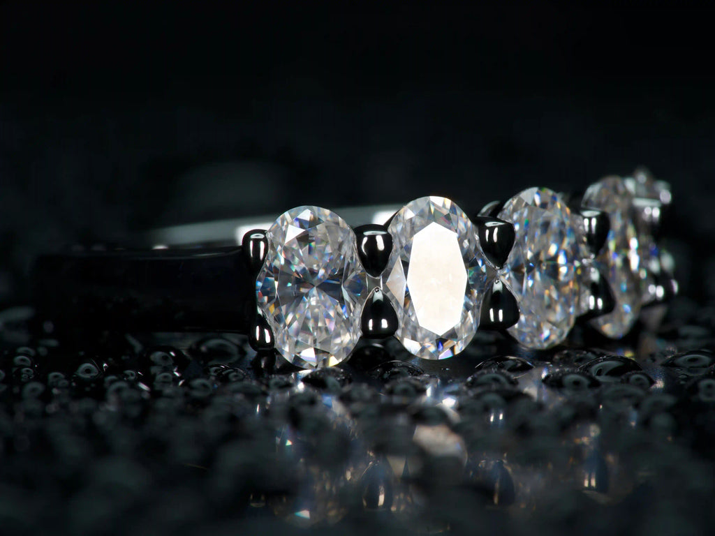 Echte Fotos: Seitliche Ansicht des Moissanite Halb Ewigkeit Rings mit robuster Fassung und diamantähnlicher Härte für den Alltag.