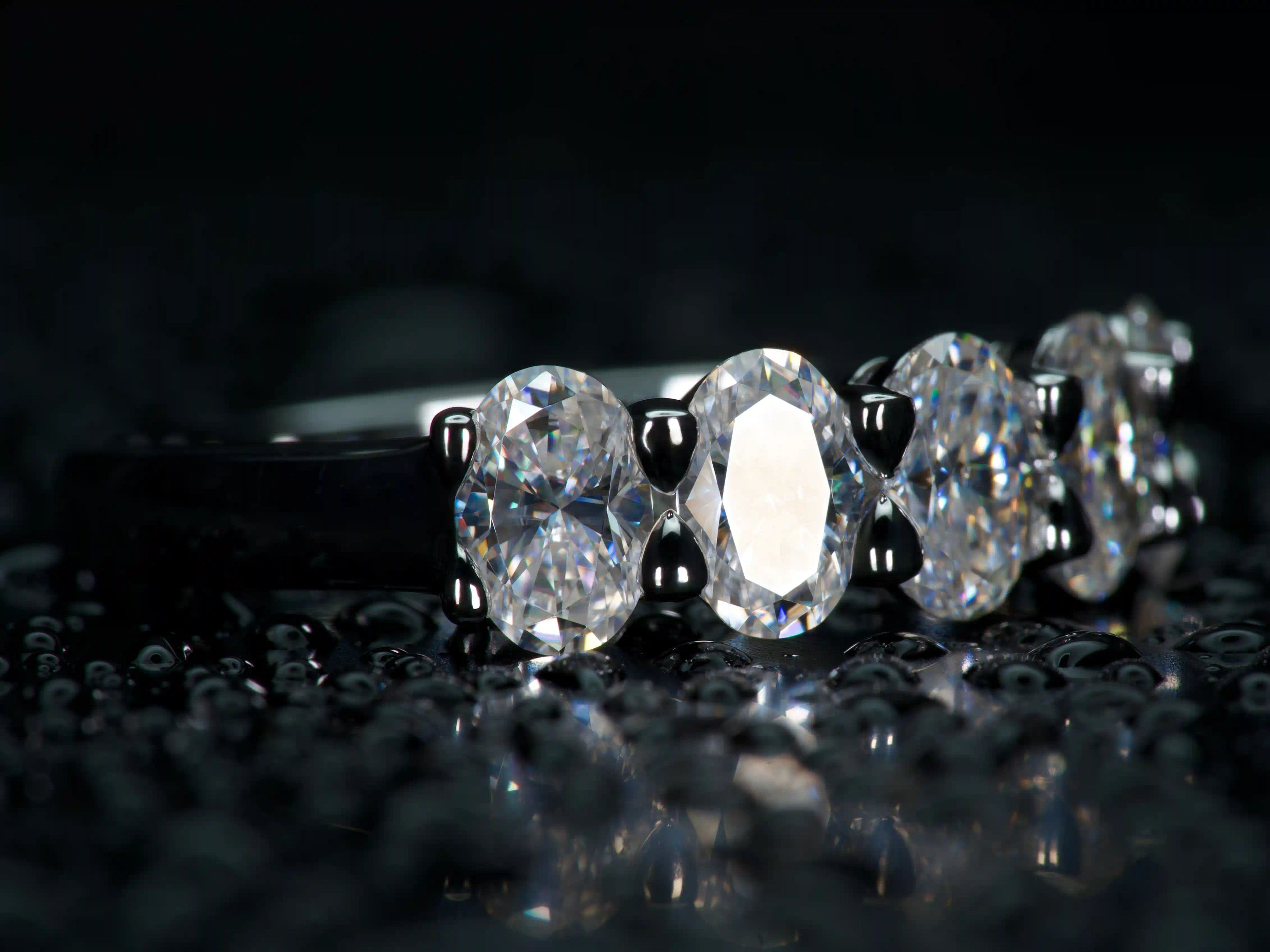 Echte Fotos: Seitliche Ansicht des Moissanite Halb Ewigkeit Rings mit robuster Fassung und diamantähnlicher Härte für den Alltag.