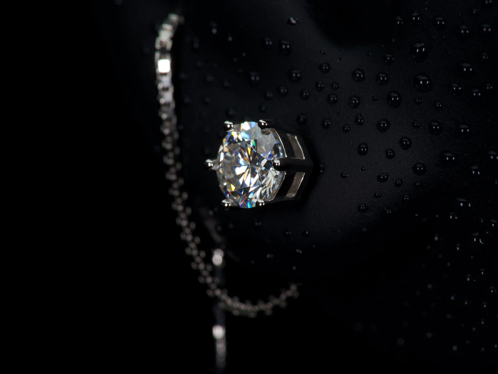 Echte Fotos im echten Licht: Moissanite Ohrstecker mit Kette zum Durchziehen – nahezu so hart wie Diamanten und kratzfest für den Alltag