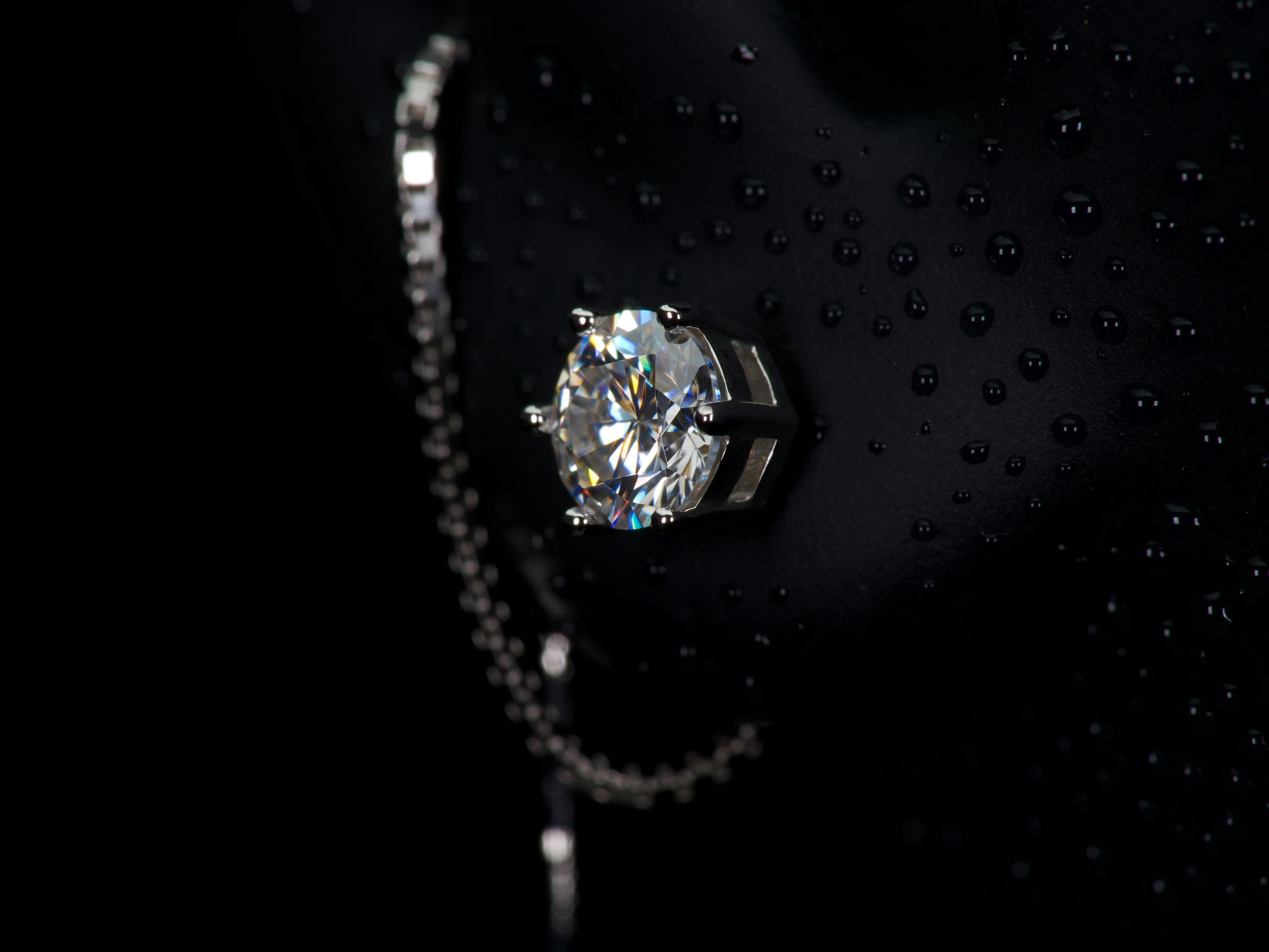 Echte Fotos im echten Licht: Moissanite Ohrstecker mit Kette zum Durchziehen – nahezu so hart wie Diamanten und kratzfest für den Alltag