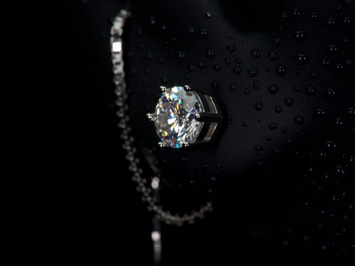 Echte Fotos im echten Licht: Moissanite Ohrstecker mit Kette zum Durchziehen – nahezu so hart wie Diamanten und kratzfest für den Alltag