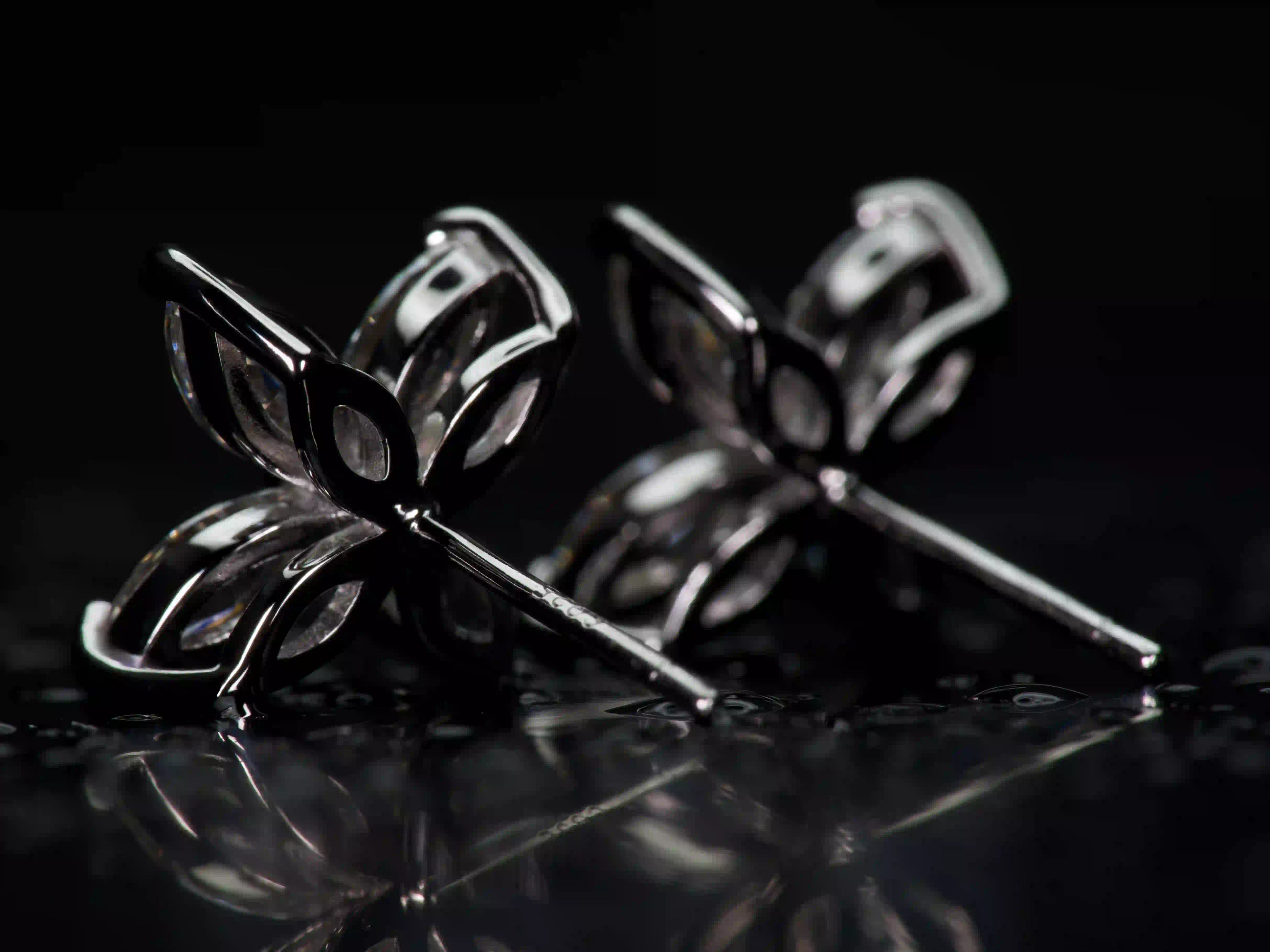 Echte Fotos im Echten Licht von Moissanite Schmuck Kleeblatt Ohrstecker – perfektes Geschenk das ein leben lang erinnert