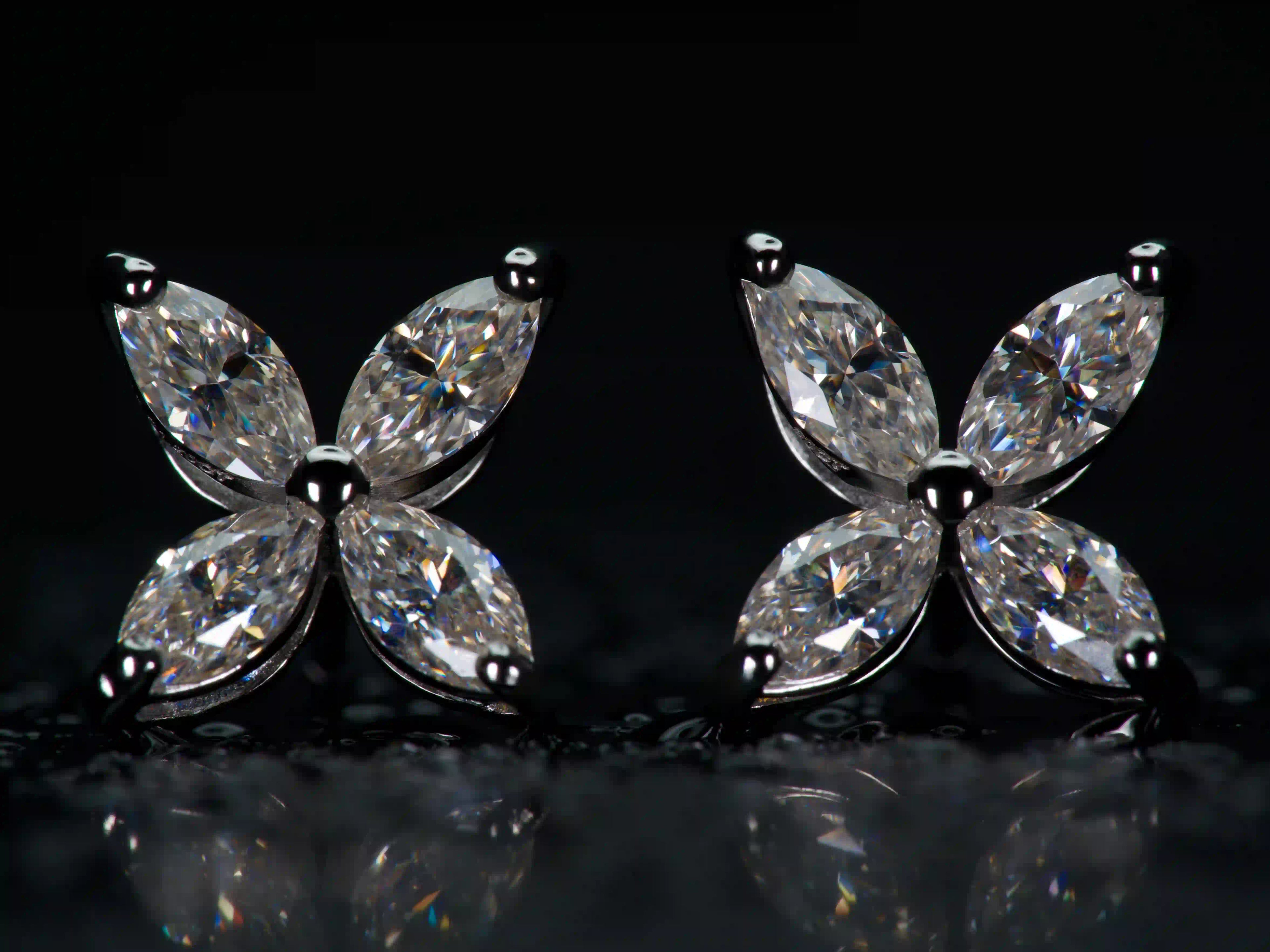 Echte Fotos von Moissanite Ohrstecker X Design Marquise zeigen stärkeres funkeln als Diamant im echten licht. 