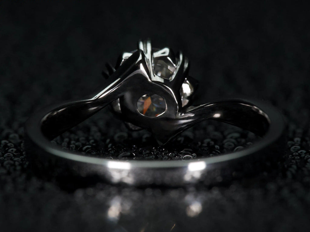 Echtes Foto der Rückseite eines 1ct Moissanite Solitär Rings mit offener 6 Zinken Fassung aus 925 Silber