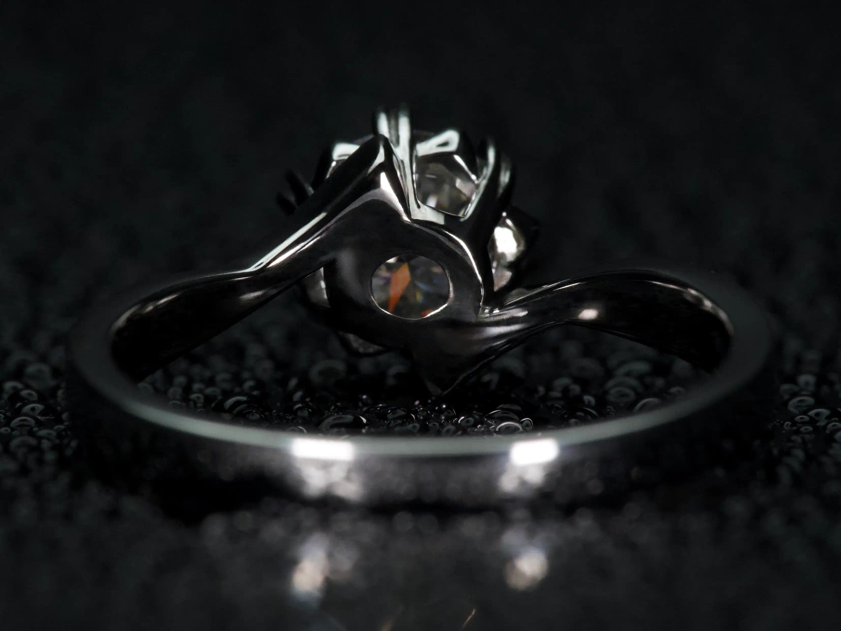 Echtes Foto der Rückseite eines 1ct Moissanite Solitär Rings mit offener 6 Zinken Fassung aus 925 Silber