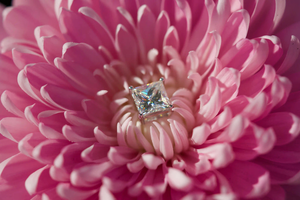Echte Fotos von stark funkelnden Princess Cut Moissanite Steckern aus einem anderen Winkel im echten Licht fotografiert – 4-Zinken-Fassung mit stärkerem Funkeln als Diamant.