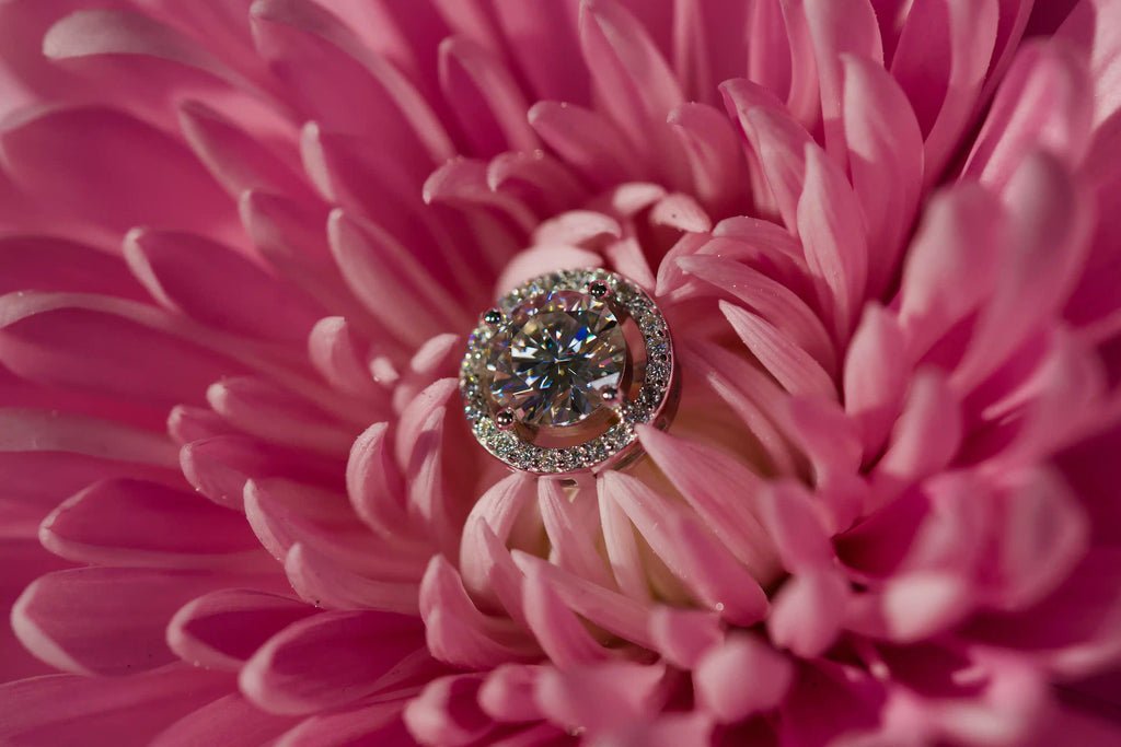 Echte Fotos von stark funkelnden runden Halo Moissanite Ohrsteckern mit 1ct im echten Licht fotografiert – 925 Silber und 18K Weißgold veredelt mit diamantübertreffendem Funkeln.