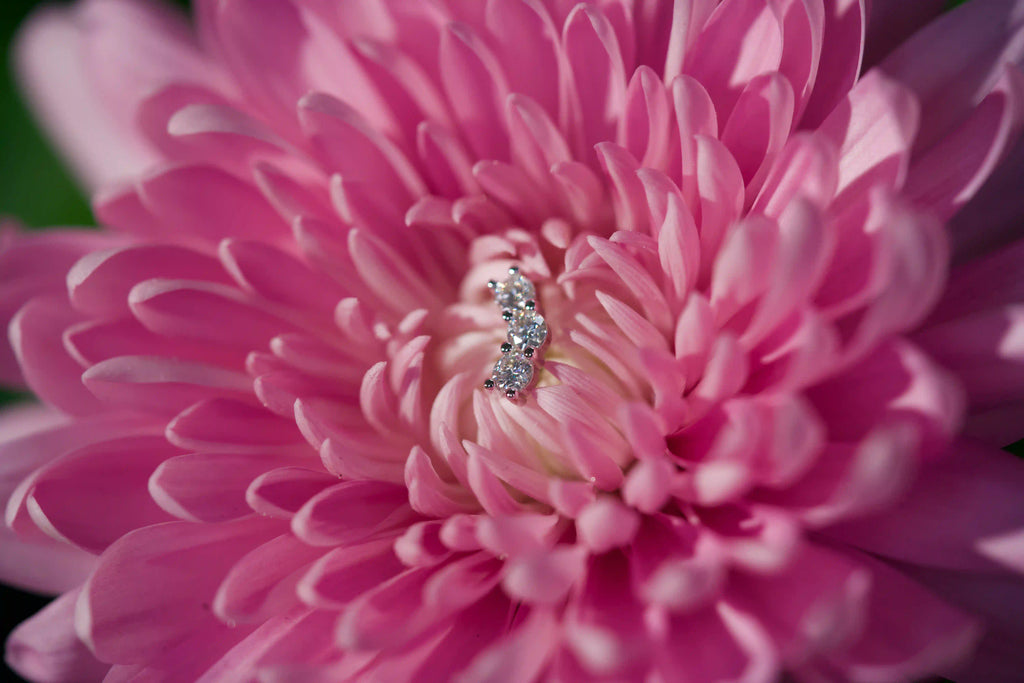 Echte Fotos von stark funkelnden Moissanite Ohrsteckern mit 3x3mm Steinen im echten Licht fotografiert – 925 Silber und 18K Weißgold veredelt mit diamantübertreffendem Funkeln.