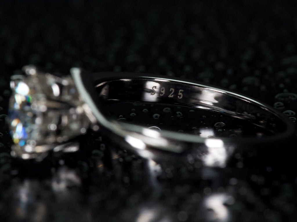 Echtes Foto des 925S Silberstempels im Ring aus hochwertigem 925 Sterling Silber mit funkelndem Moissanite als Hauptstein