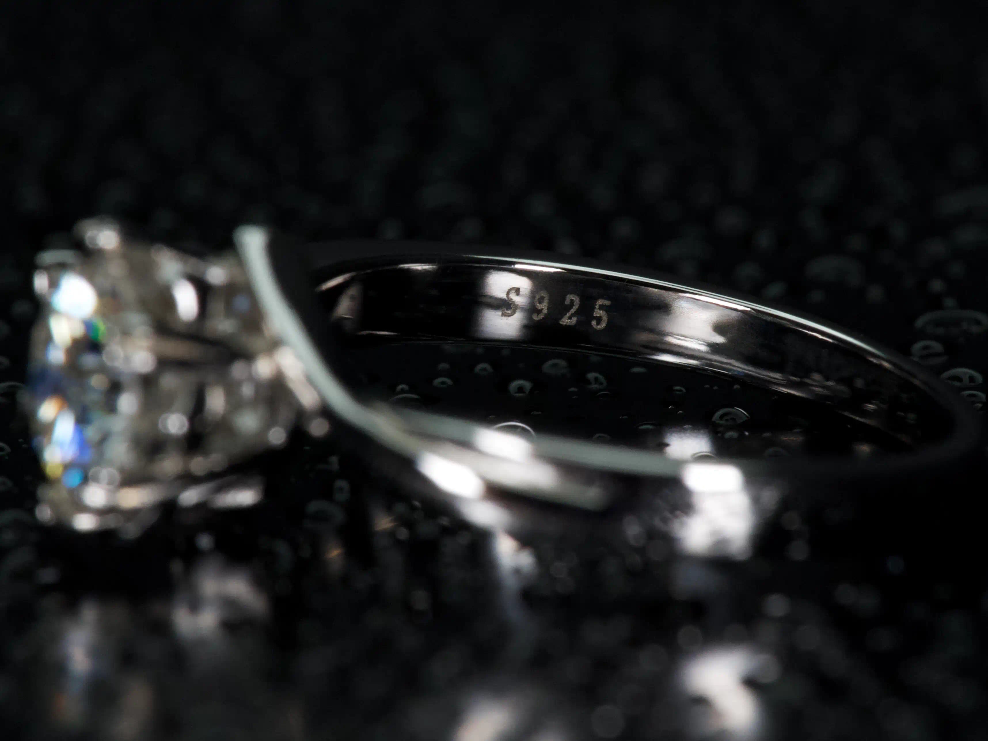 Echtes Foto des 925S Silberstempels im Ring aus hochwertigem 925 Sterling Silber mit funkelndem Moissanite als Hauptstein