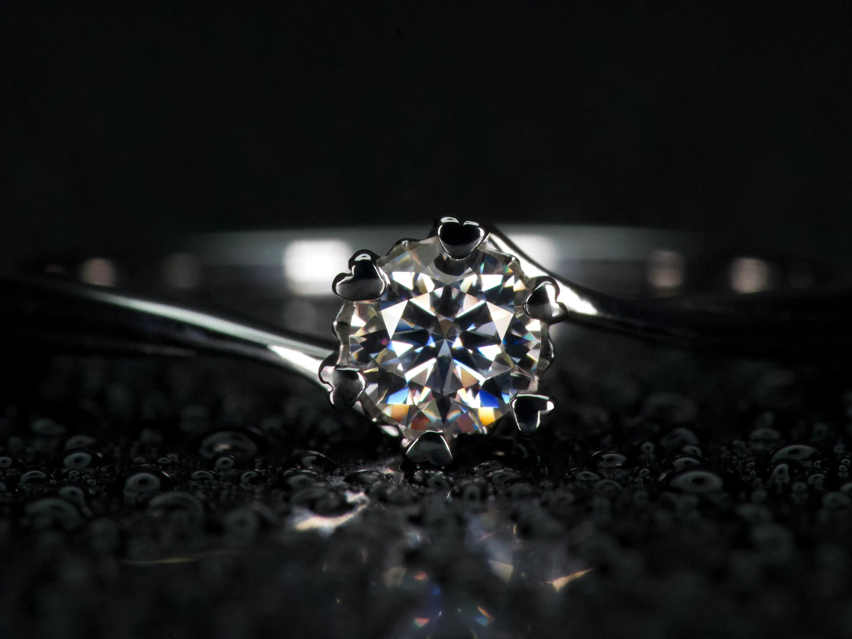 Echtes Foto eines 0,3ct Moissanite Solitär Rings mit 6 Zinken aus 925 Sterling Silber und 18K Weißgold