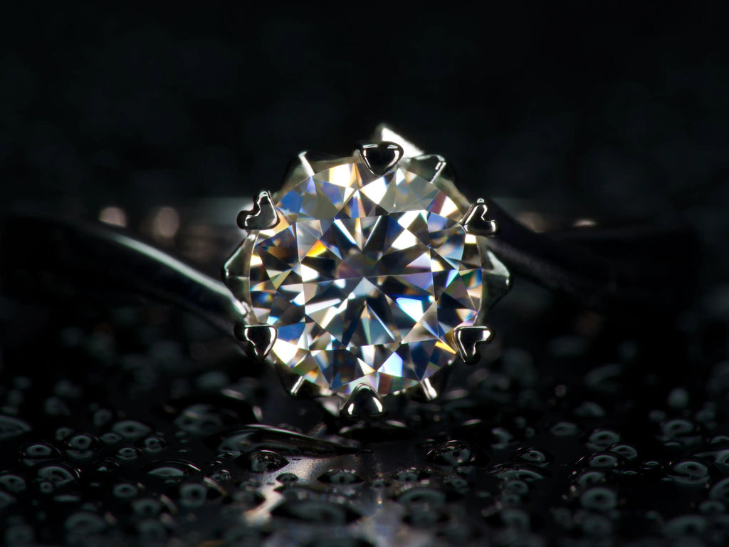 Echtes Foto eines 1ct Moissanite Solitär Rings mit 6 Zinken aus 925 Sterling Silber und 18K Weißgold mit natürlichem Funkeln