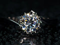 Echtes Foto eines 1ct Moissanite Solitär Rings mit 6 Zinken aus 925 Sterling Silber und 18K Weißgold mit natürlichem Funkeln