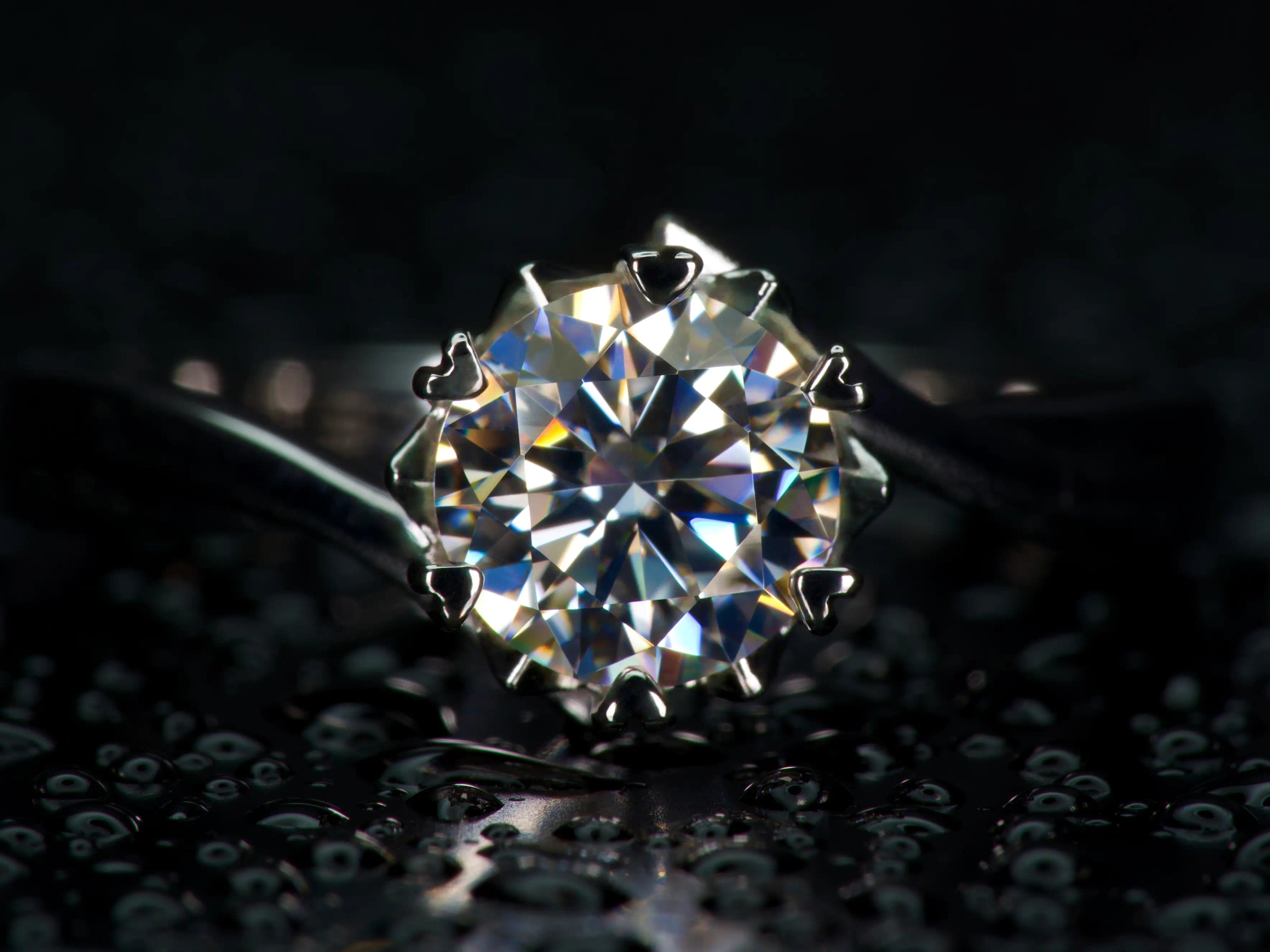 Echtes Foto eines 1ct Moissanite Solitär Rings mit 6 Zinken aus 925 Sterling Silber und 18K Weißgold mit natürlichem Funkeln