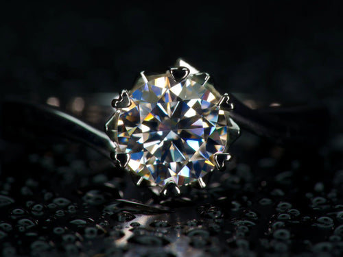 Echtes Foto eines 1ct Moissanite Solitär Rings mit 6 Zinken aus 925 Sterling Silber und 18K Weißgold mit natürlichem Funkeln