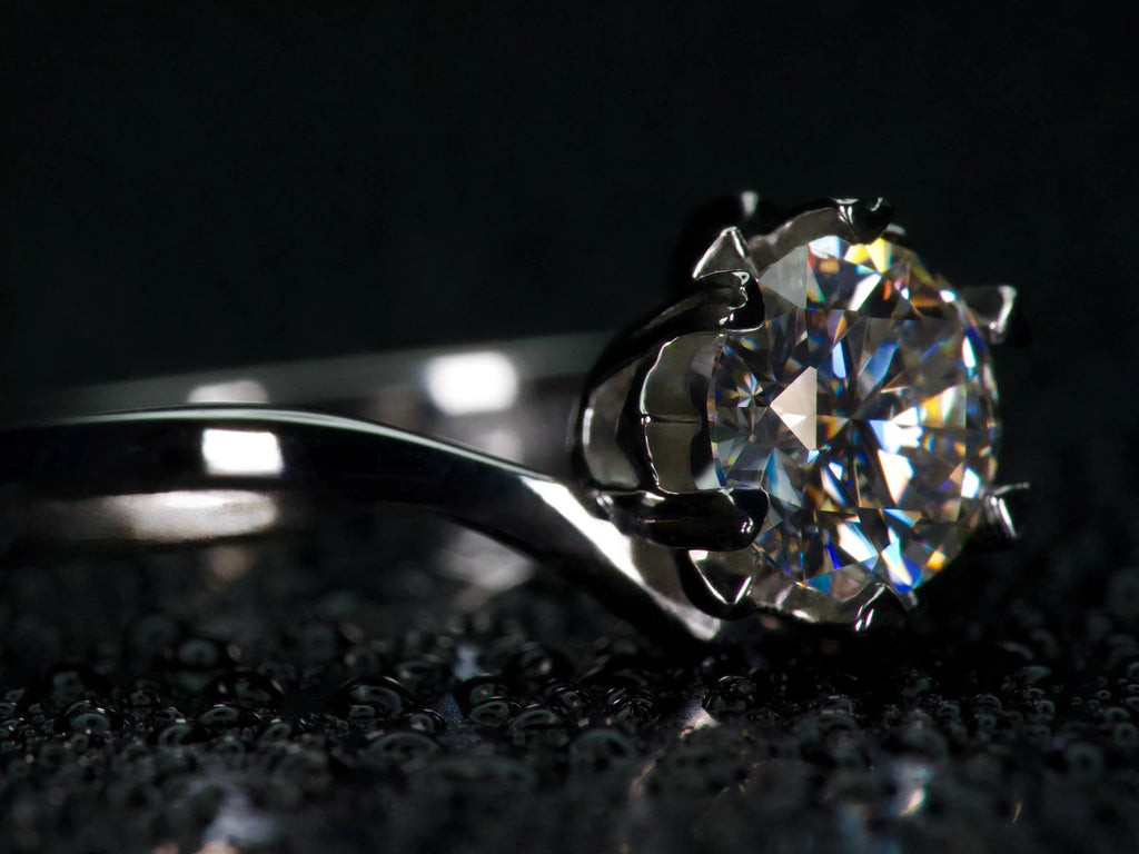 Echtes Foto eines 1ct Moissanite Solitär Rings mit 6 Zinken Seitenansicht aus 925 Sterling Silber und 18K Weißgold