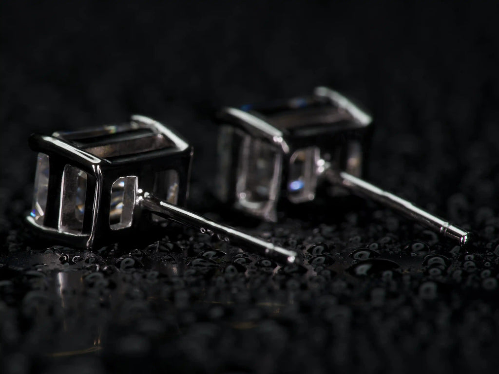 Rückseite von Moissanite Ohrsteckern im Smaragdschliff – elegante und zeitlose Ohrstecker für den Alltag