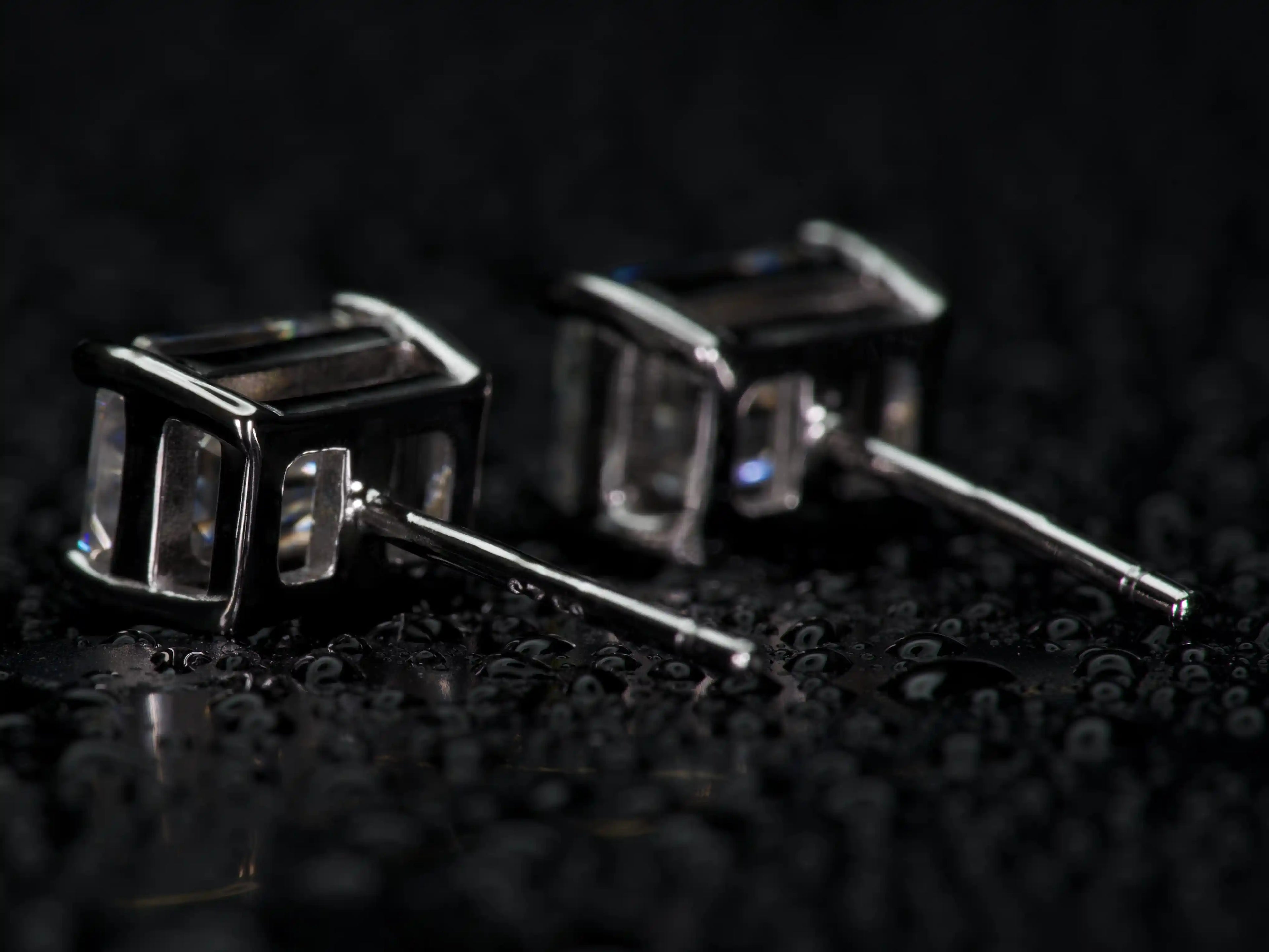 Rückseite von Moissanite Ohrsteckern im Smaragdschliff – elegante und zeitlose Ohrstecker für den Alltag