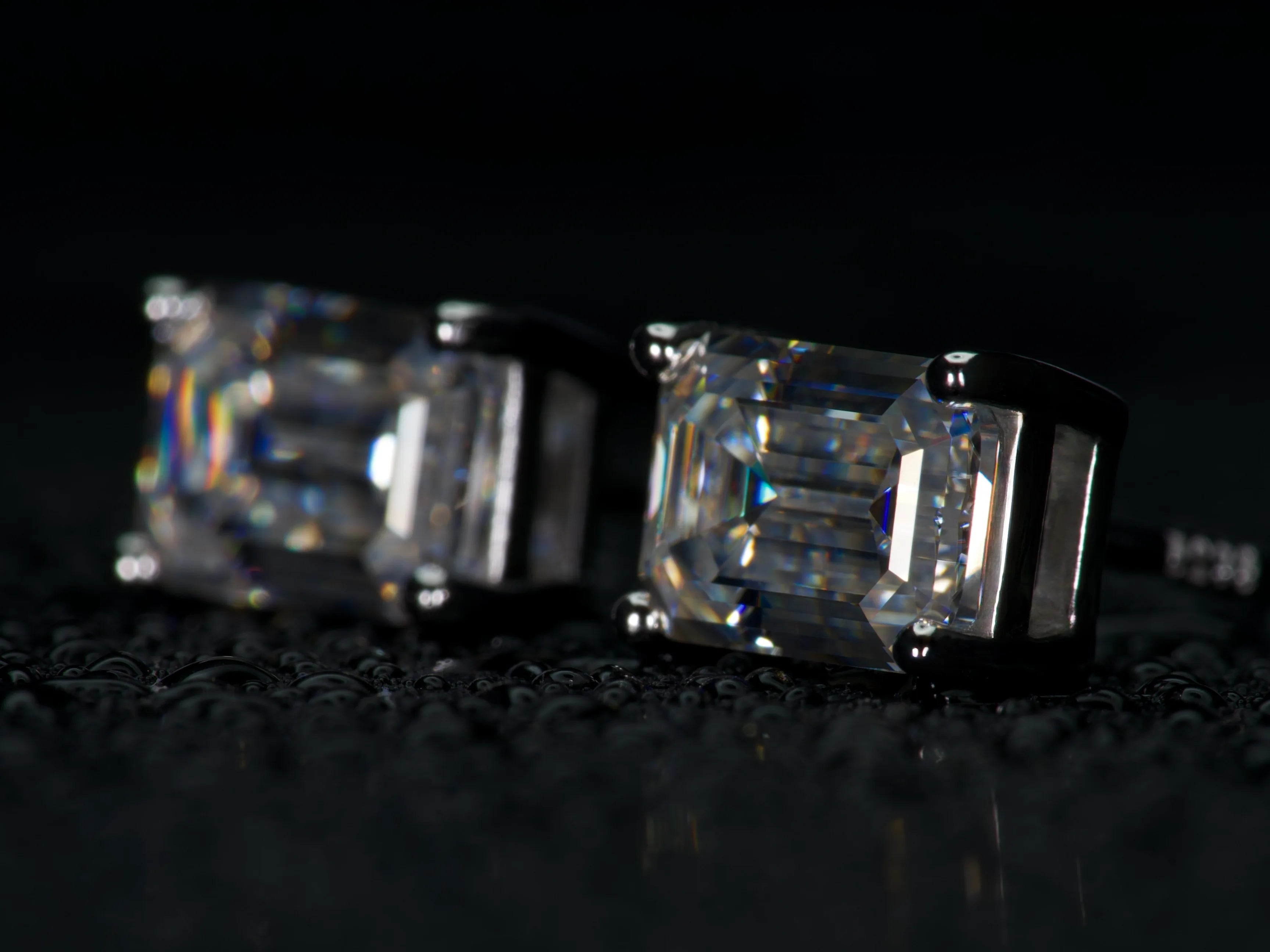 Seitenansicht von 1 ct Moissanite Ohrsteckern im Smaragdschliff – robust, kratzfest und ideal für den täglichen Gebrauch