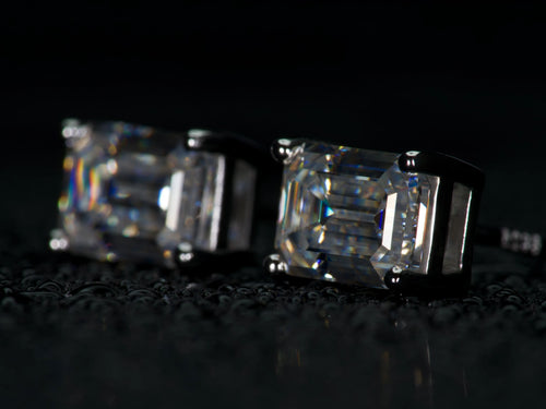 Seitenansicht von 1 ct Moissanite Ohrsteckern im Smaragdschliff – robust, kratzfest und ideal für den täglichen Gebrauch