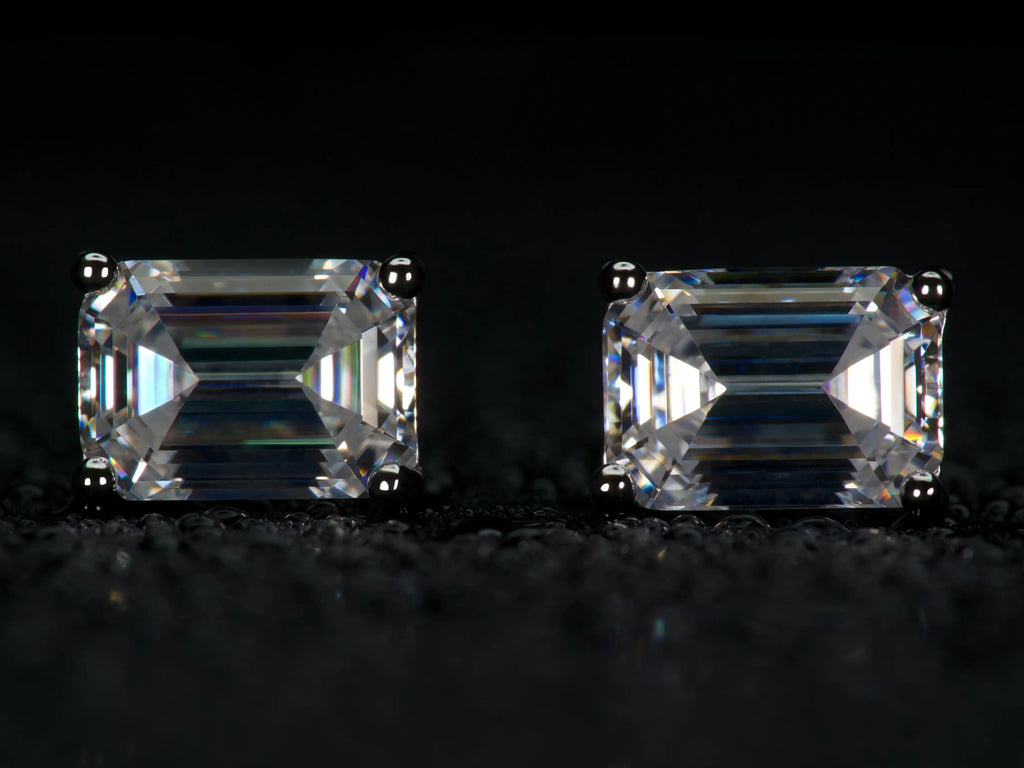 Frontalaufnahme von 1 ct Moissanite Ohrsteckern im Smaragdschliff, die im echten Licht stärker funkeln als Diamanten