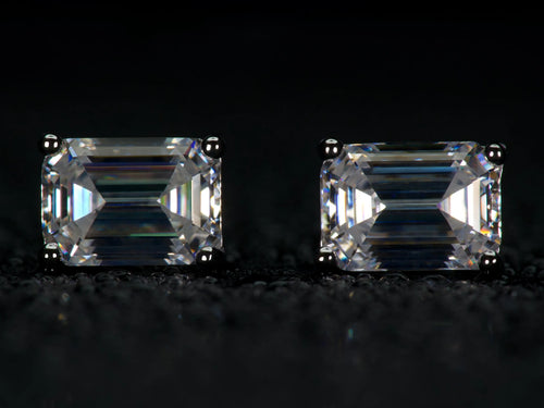 Frontalaufnahme von 1 ct Moissanite Ohrsteckern im Smaragdschliff, die im echten Licht stärker funkeln als Diamanten