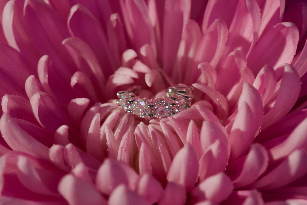 Enge Creolen Ohrstecker mit funkelnden Moissanite Steinen – elegantes Geschenk für Frauen – kleine Ohrringe die eng am Ohr sitzen – stärkeres Funkeln als Diamanten – echte Fotos