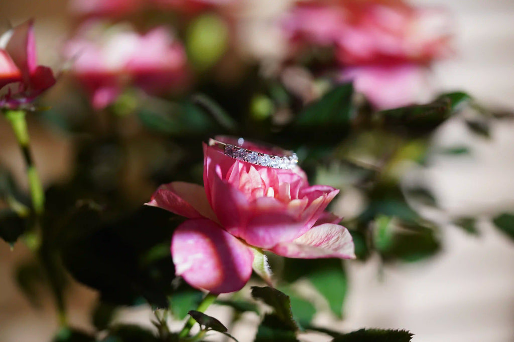 Zeitloser Halb Besetzer Moissanite Eternity Schmuck Ring mit 3mm Moissanite Steinen in Silber gefasst
