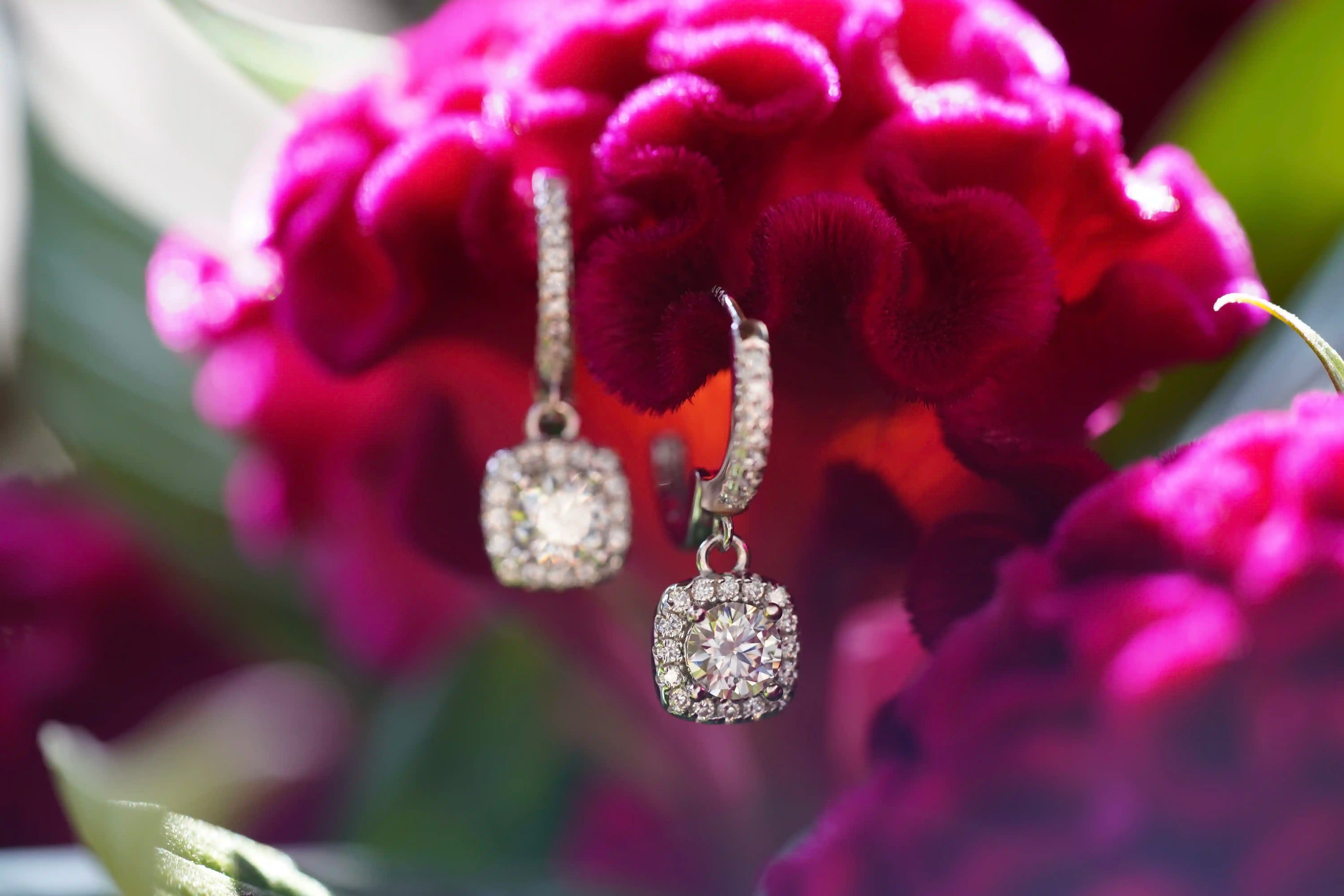 Moisssanite Schmuck für Damen mit Moissanite Schmuck Steinen gefasst in Sterling Silber.
