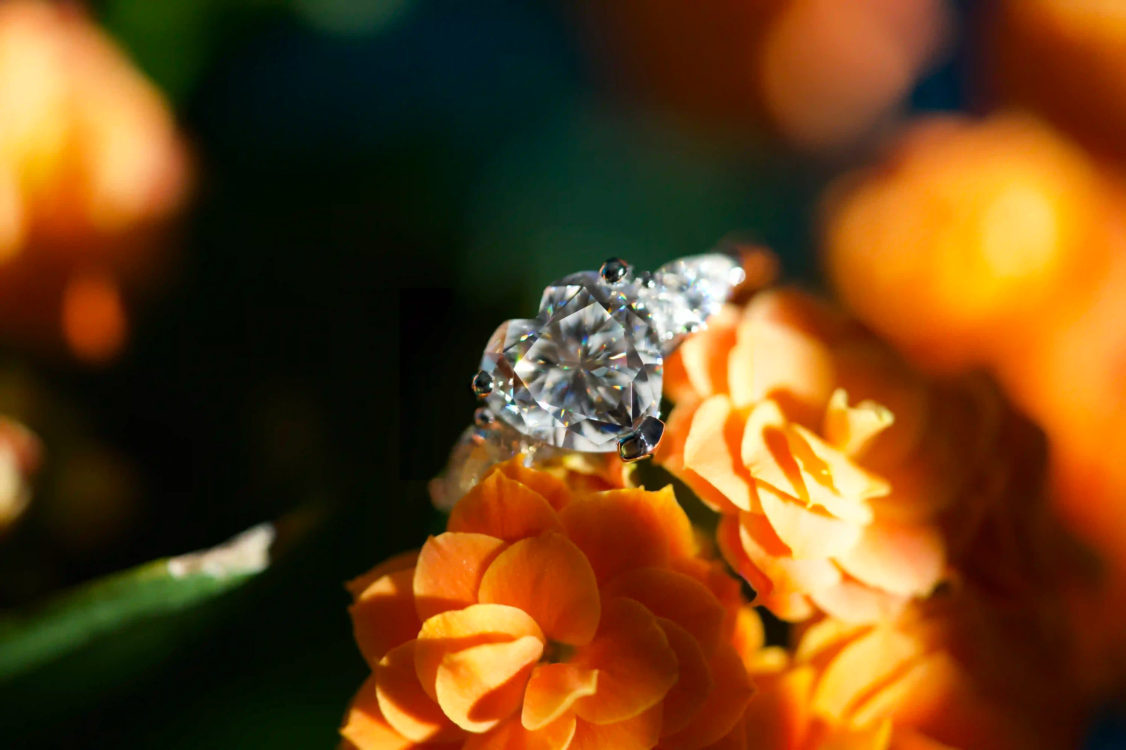 Im Schatten Klar funkelnder Moissanite Herz Ring mit Seitlichen Moissanite Schmuck Steinen im Tropfen Schliff
