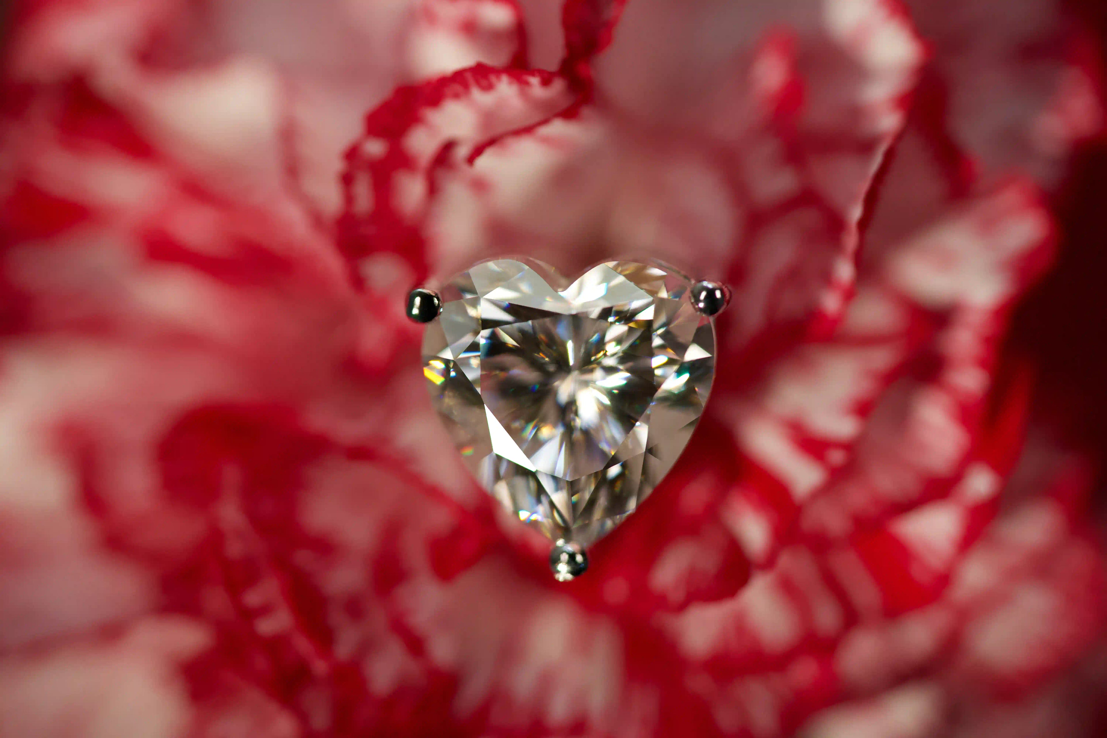 echte-fotos-herzschliff-moissanite-ohrstecker-staerker-als-diamant-funkeln.webp