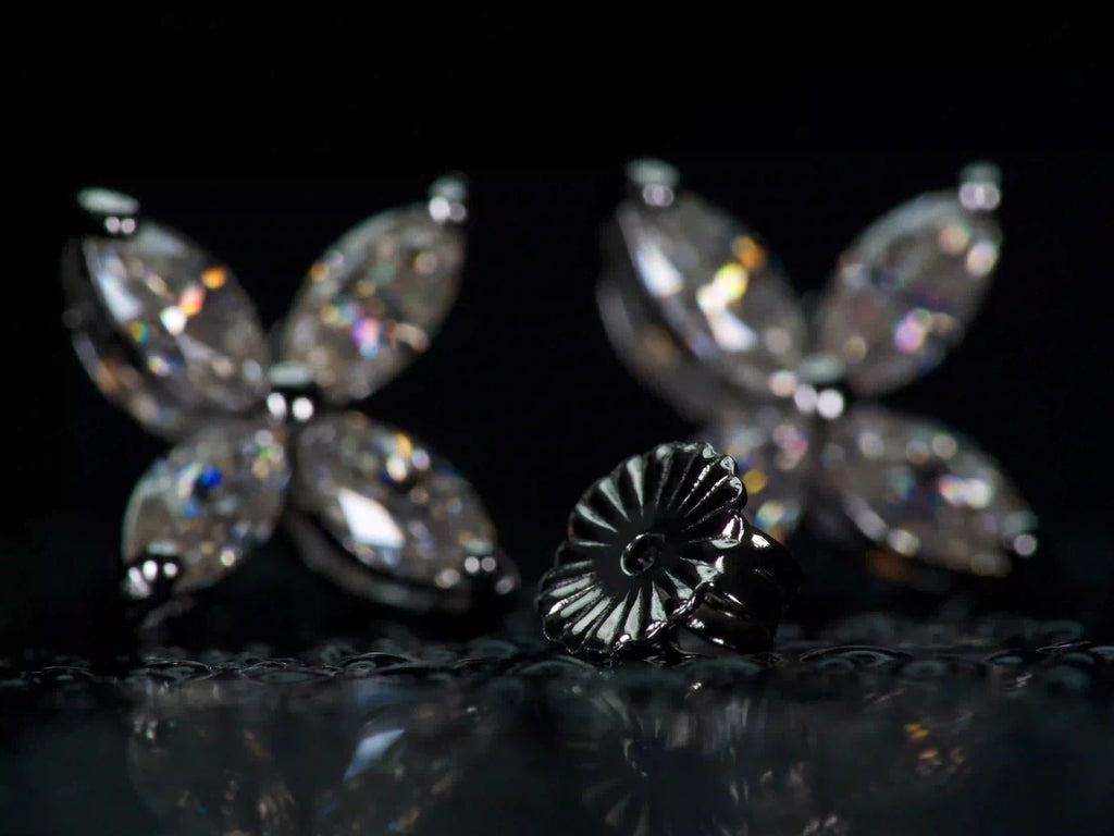 Moissanite Plus Ohrstecker 925 Silber 18K Weißgold im echten Licht – funkelt stärker als Diamant, kratzfest im Alltag