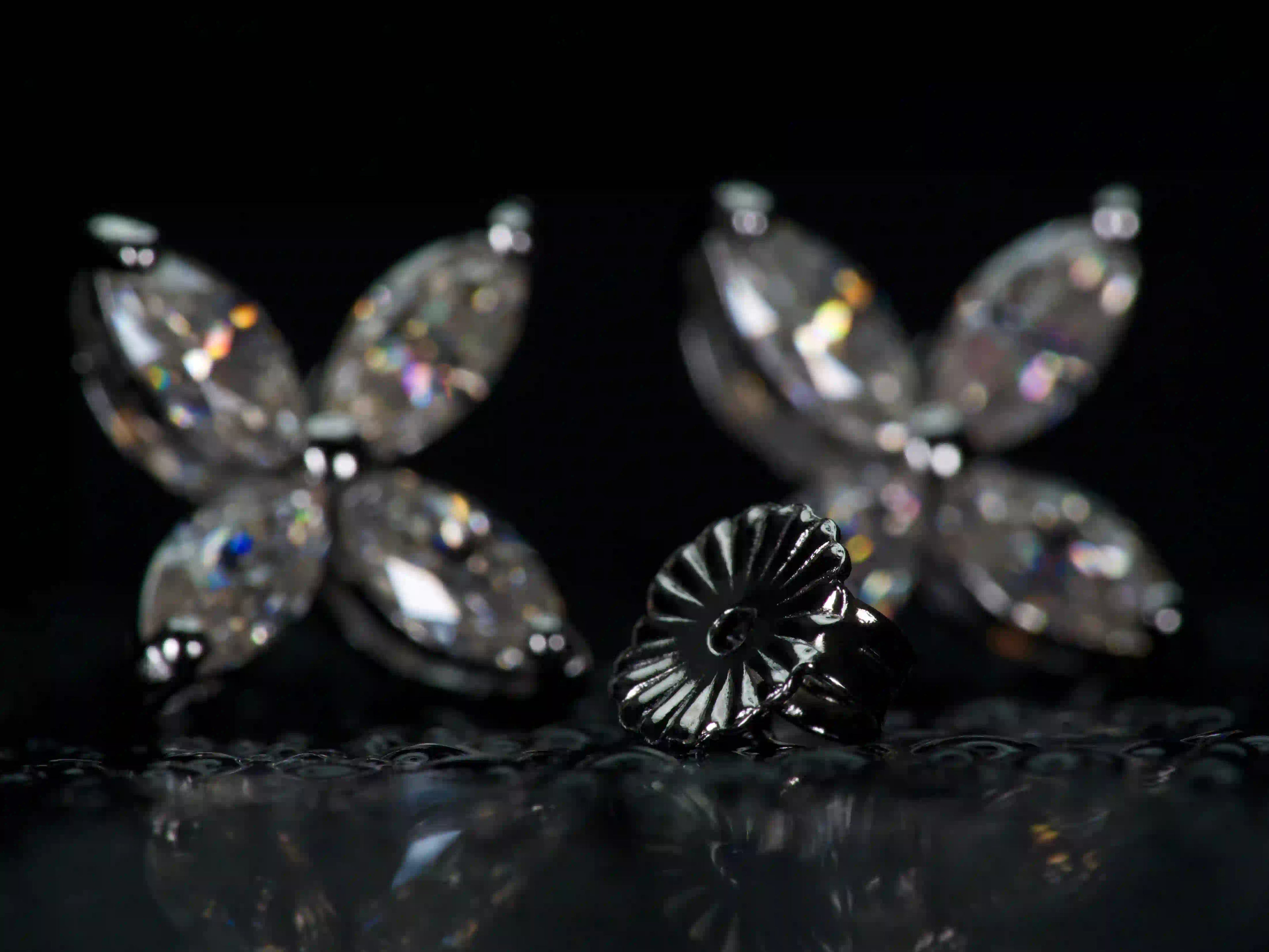 Moissanite Plus Ohrstecker 925 Silber 18K Weißgold im echten Licht – funkelt stärker als Diamant, kratzfest im Alltag