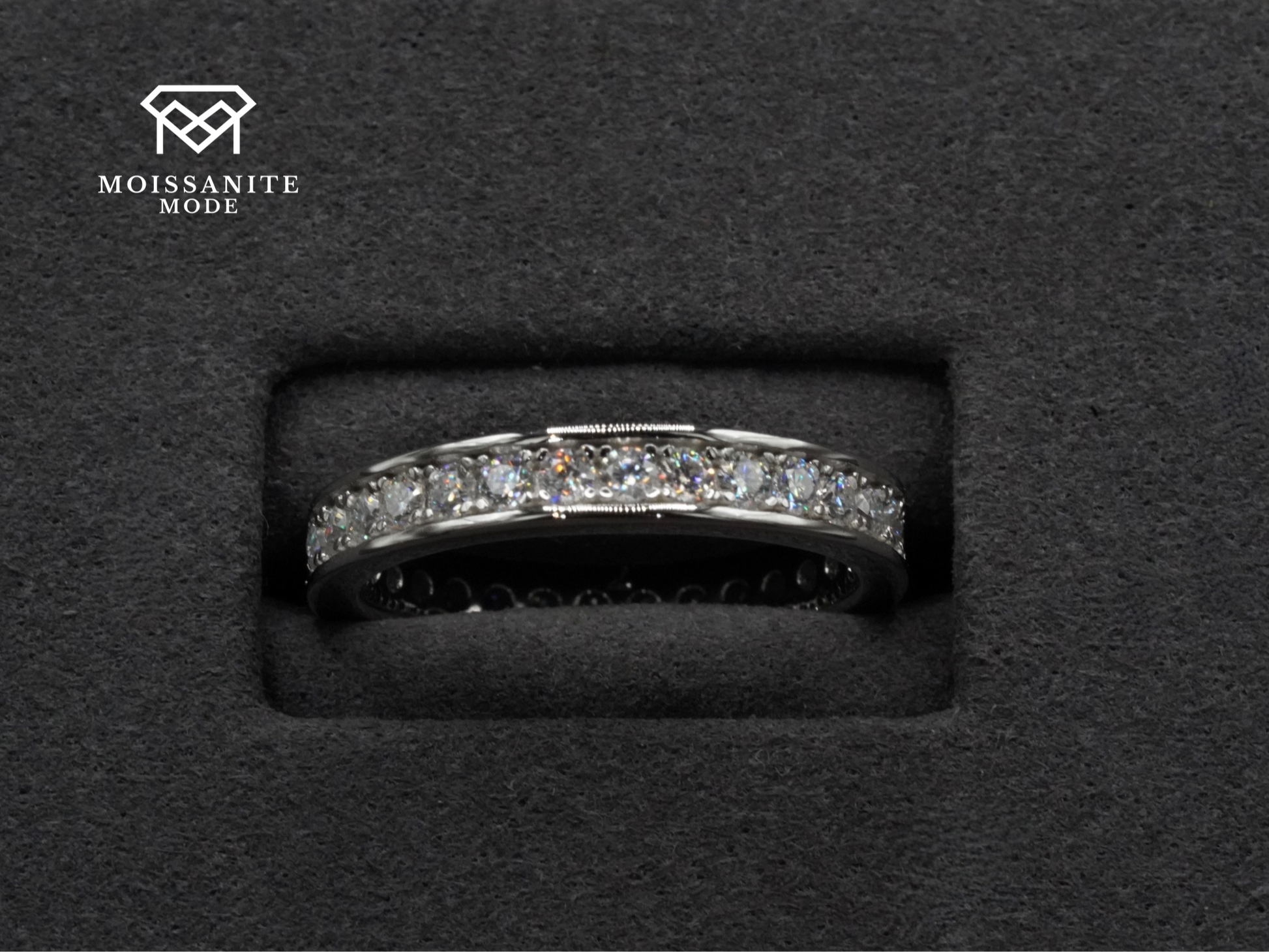 Gehalten von einem halter strahlen die Moissanite in dem Silber Ring