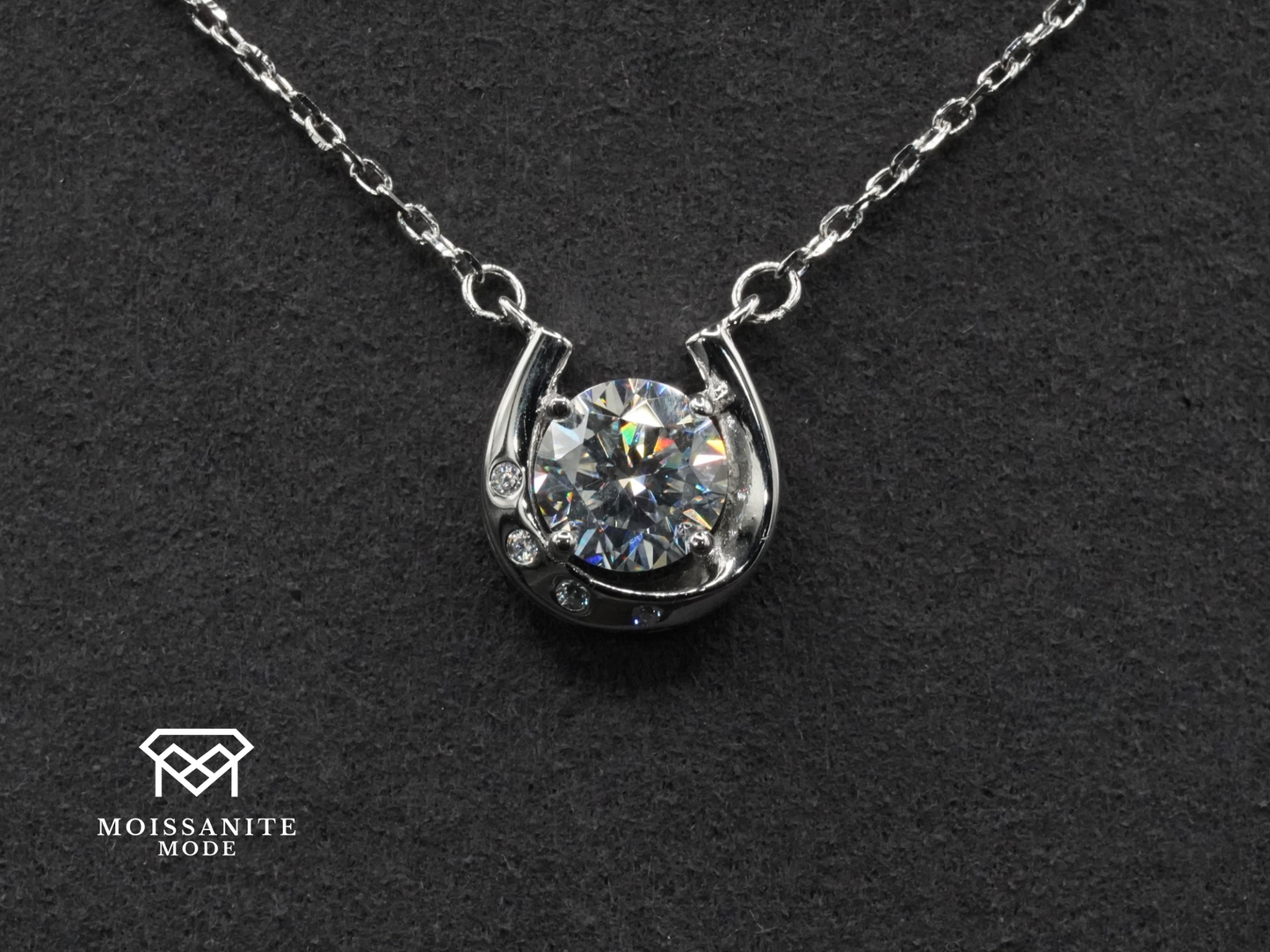 Moissanite Kette aus Sterling Silber mit Anhänger liegend auf stoff