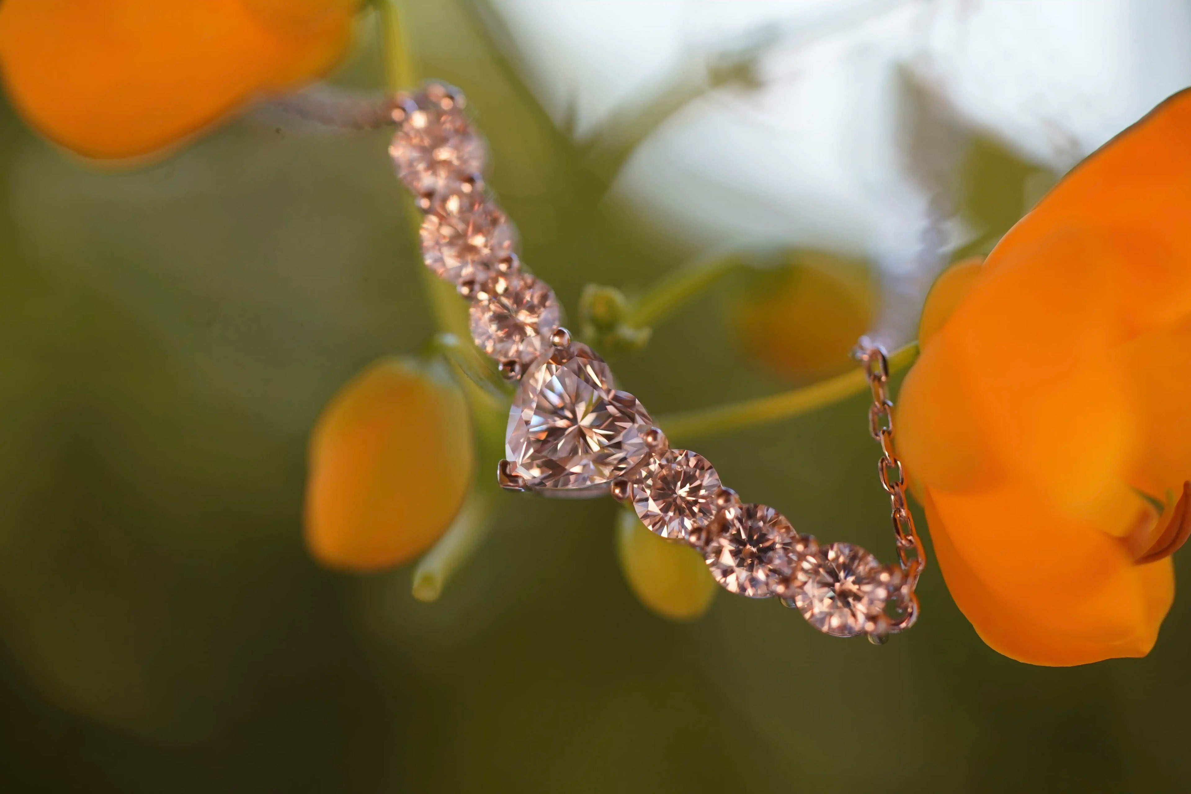 Klar Funkelnde Moissanite Herz und Brillant Steine auf einer Sterling Silber kette veredelt mit 18k Weißgold