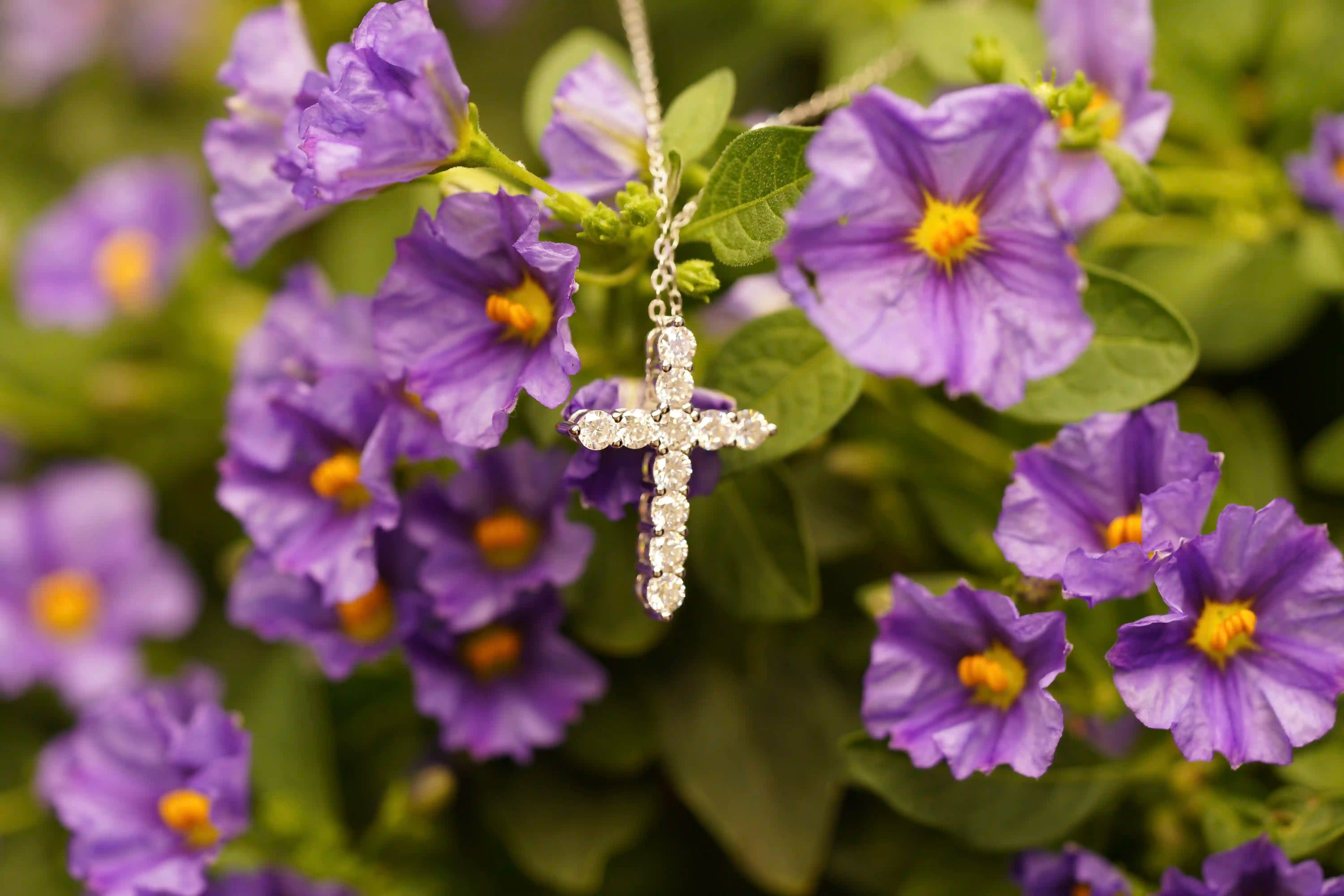 Zarte Silberkette mit Kreuz aus Moissaniten – zeitloser Moissanite Schmuck mit 3 mm funkelnden Steinen.