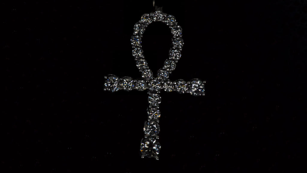 Funkelnde Moissanite Steine auf dem Ankh Anhänger in der Macro Aufnahme bei wenig Licht