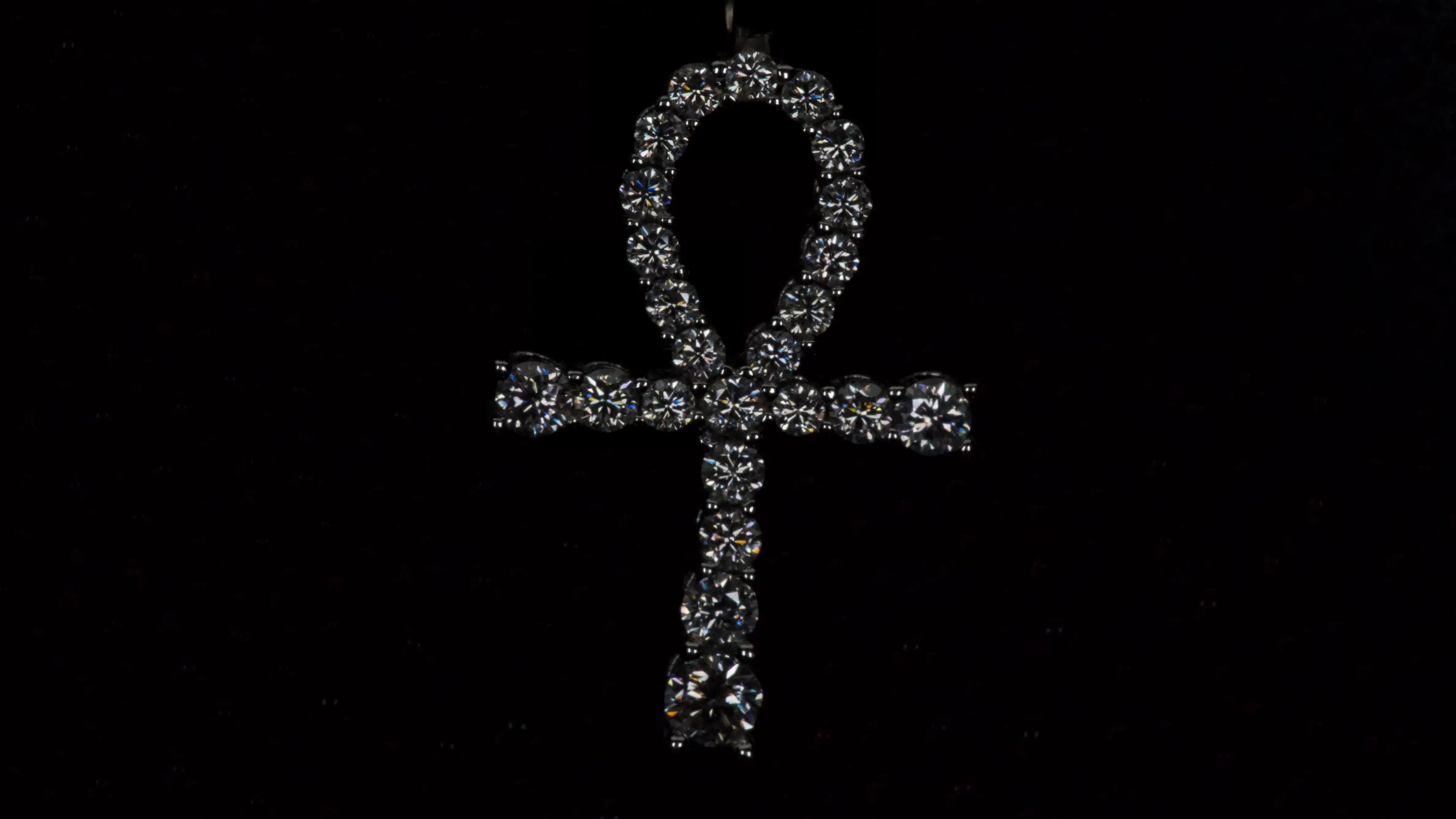Funkelnde Moissanite Steine auf dem Ankh Anhänger in der Macro Aufnahme bei wenig Licht