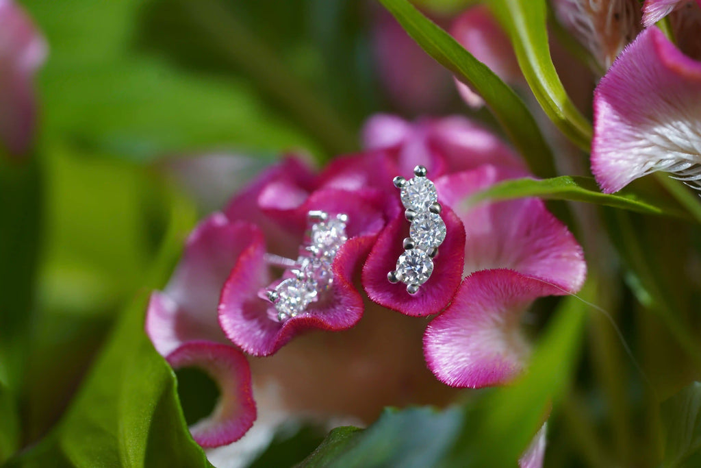 Edle Moissanite Ohrringe mit drei perfekt geschliffenen Steinen – luxuriöser Moissanite Schmuck aus Sterling Silber, modern und vielseitig.
