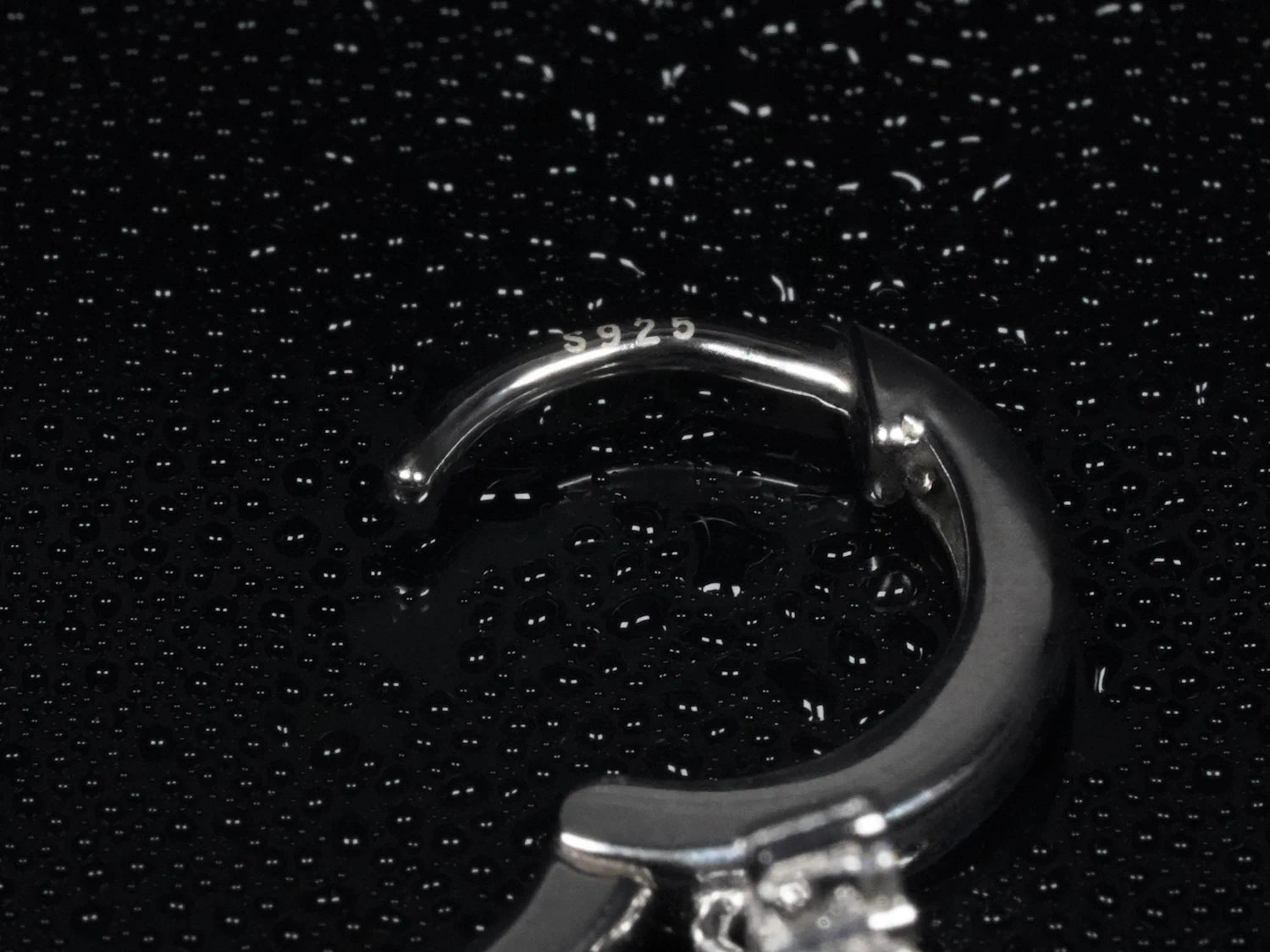 Mini Creolen Verschluss mit 925 Stempel – Detailaufnahme, echte Fotos zeigen echten Schmuck aus Silber mit Weißgold Veredelung und hochwertige Verarbeitung