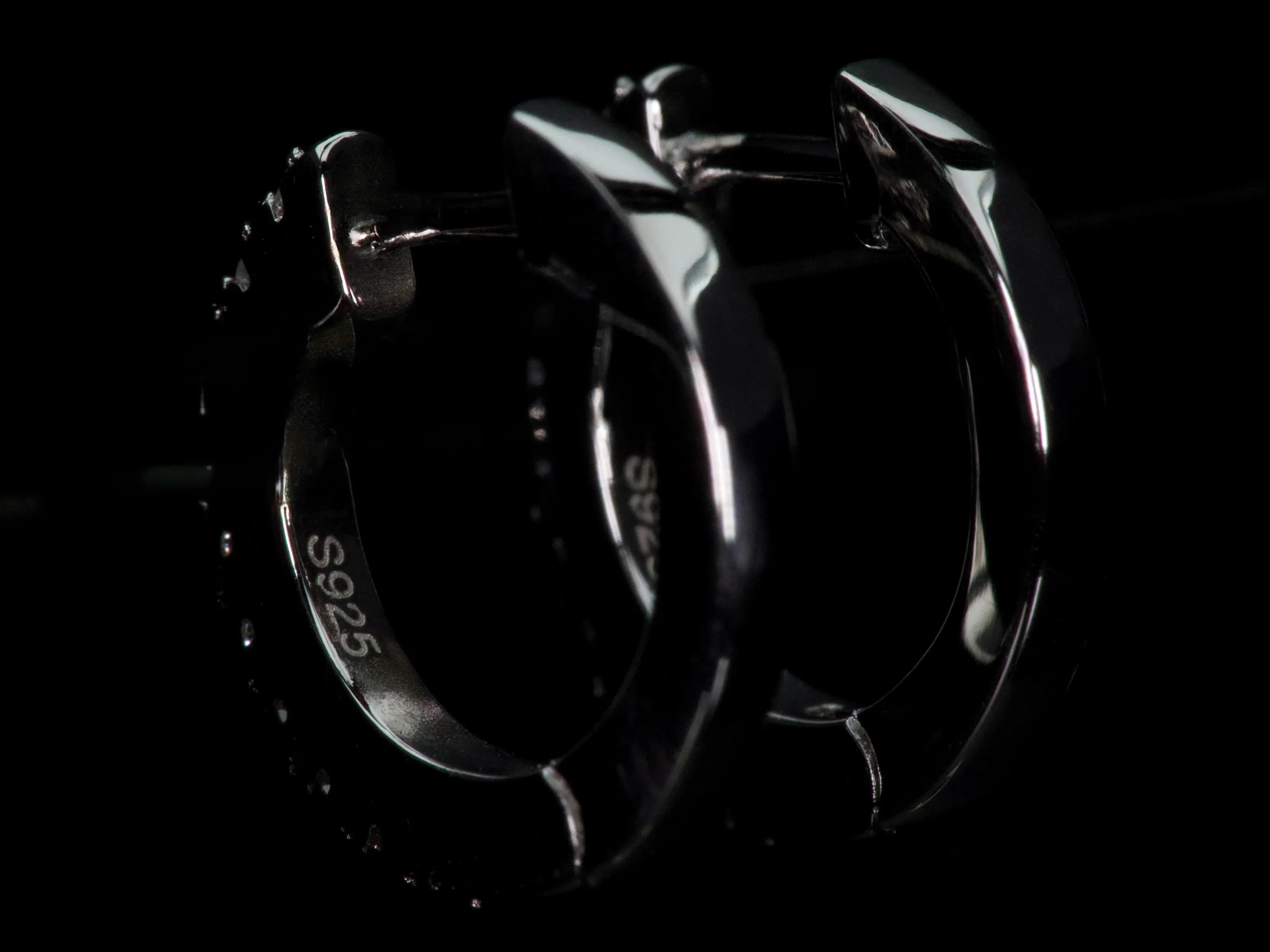 Echte Fotos der Rückseite von Mini Huggie Creolen mit sicherem Verschluss für angenehmes tägliches Tragen. Moissanite mit stärkerem Funkeln als Diamanten und diamantähnlicher Härte für robusten Alltagsschmuck.