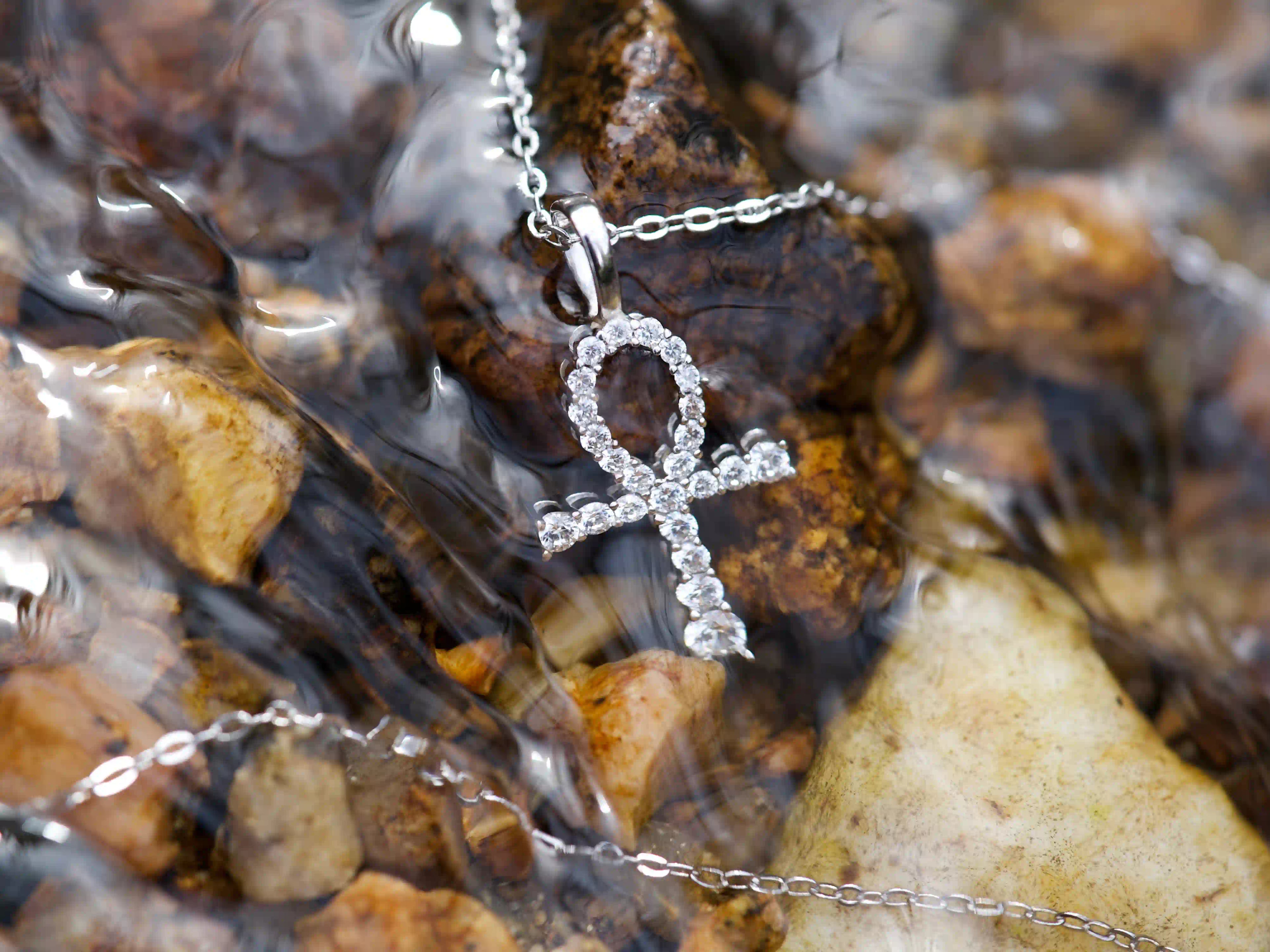 Moissanit Ankh Kette unter Wasser im Bach fotografiert – echte Makroaufnahme zeigt klares Funkeln im natürlichen Licht, 925 Silber mit Weißgold Veredelung